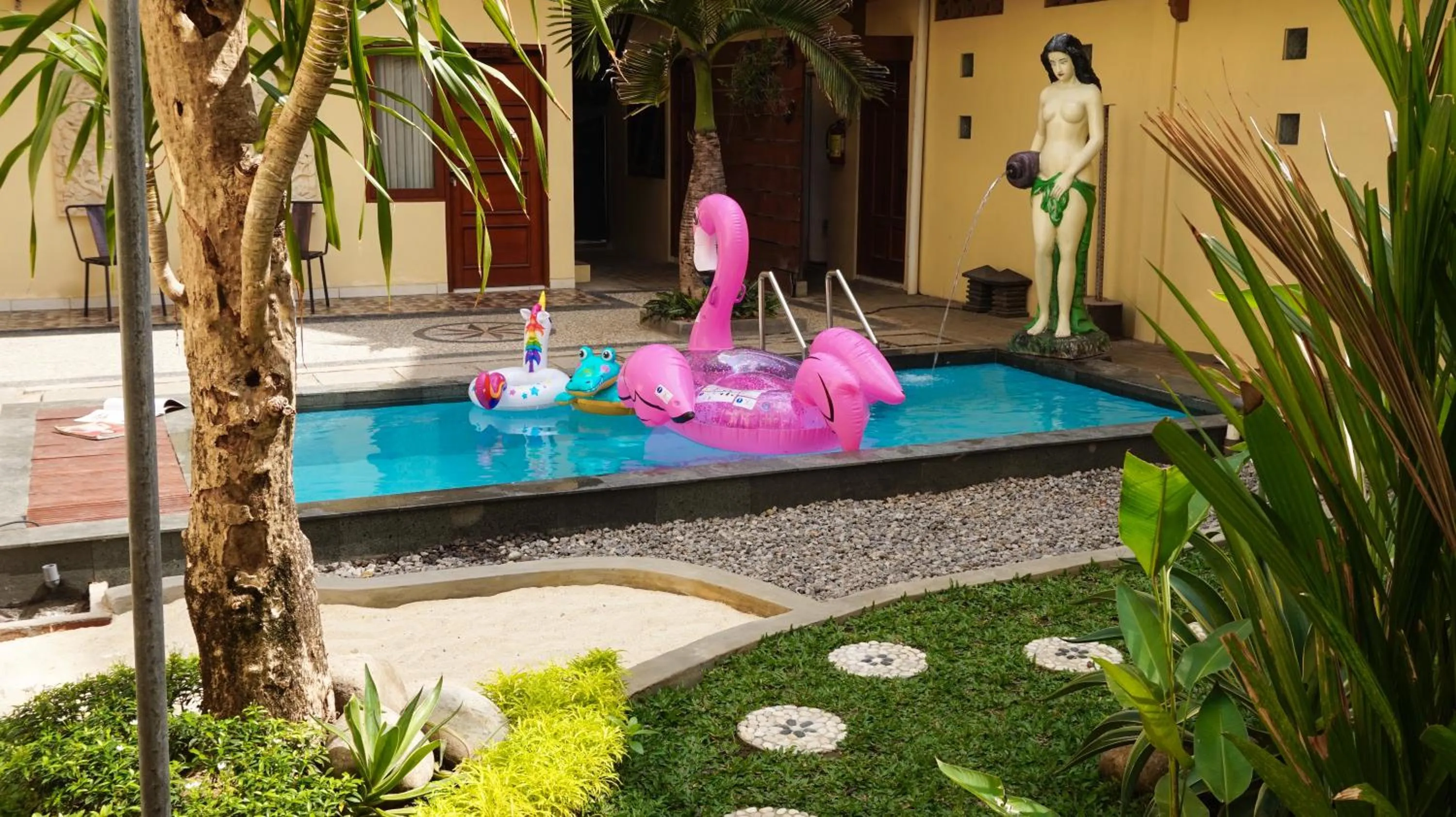 Swimming pool in Roemah Canting Homestay