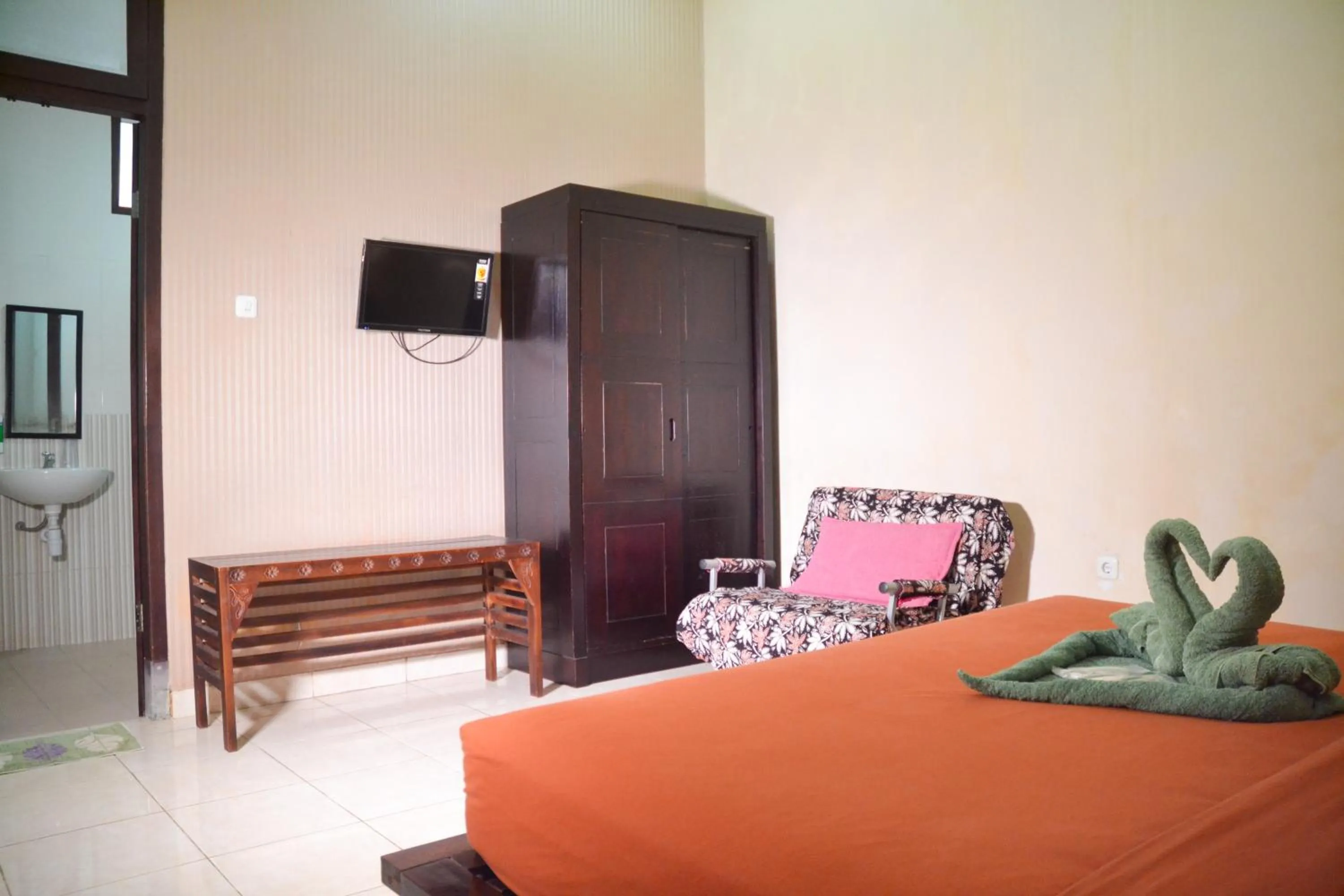 TV and multimedia, Bed in Roemah Canting Homestay