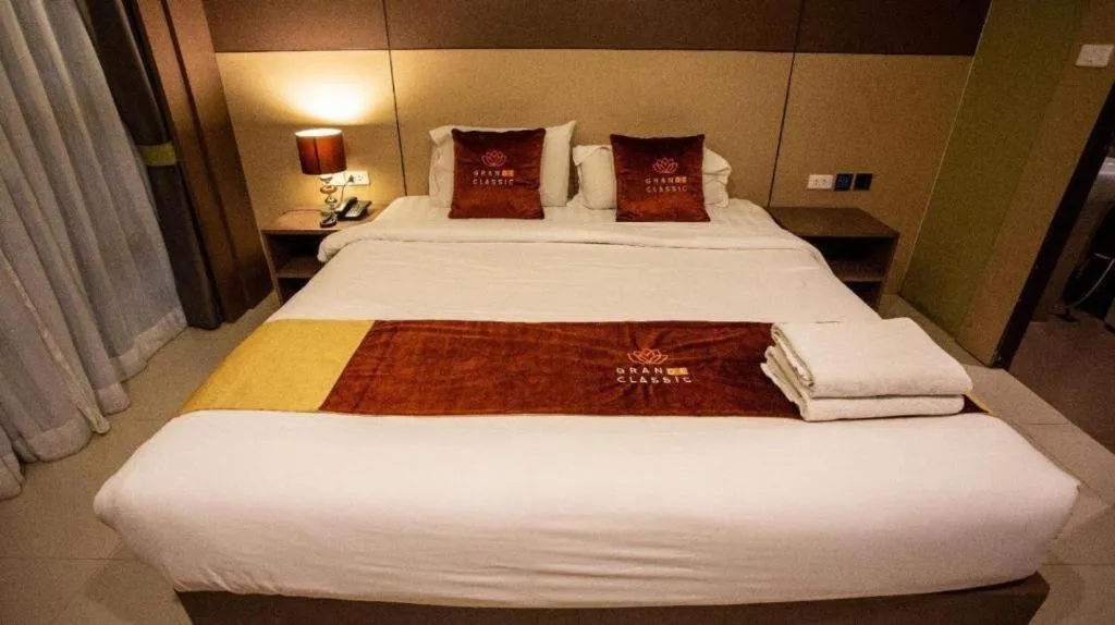 Photo of the whole room, Bed in GranDE Classic Pattaya