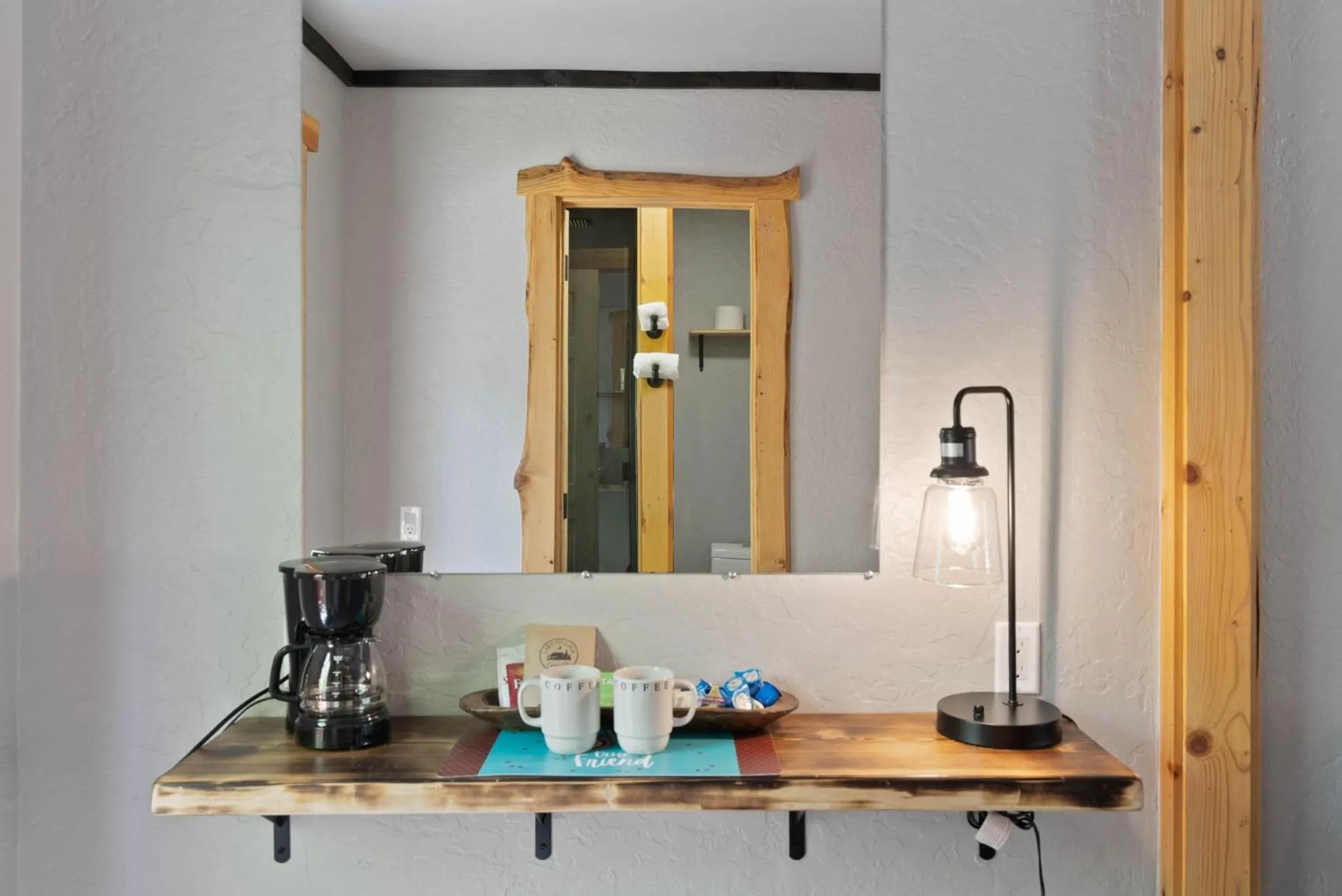 Coffee/tea facilities in Lake Village Lodge