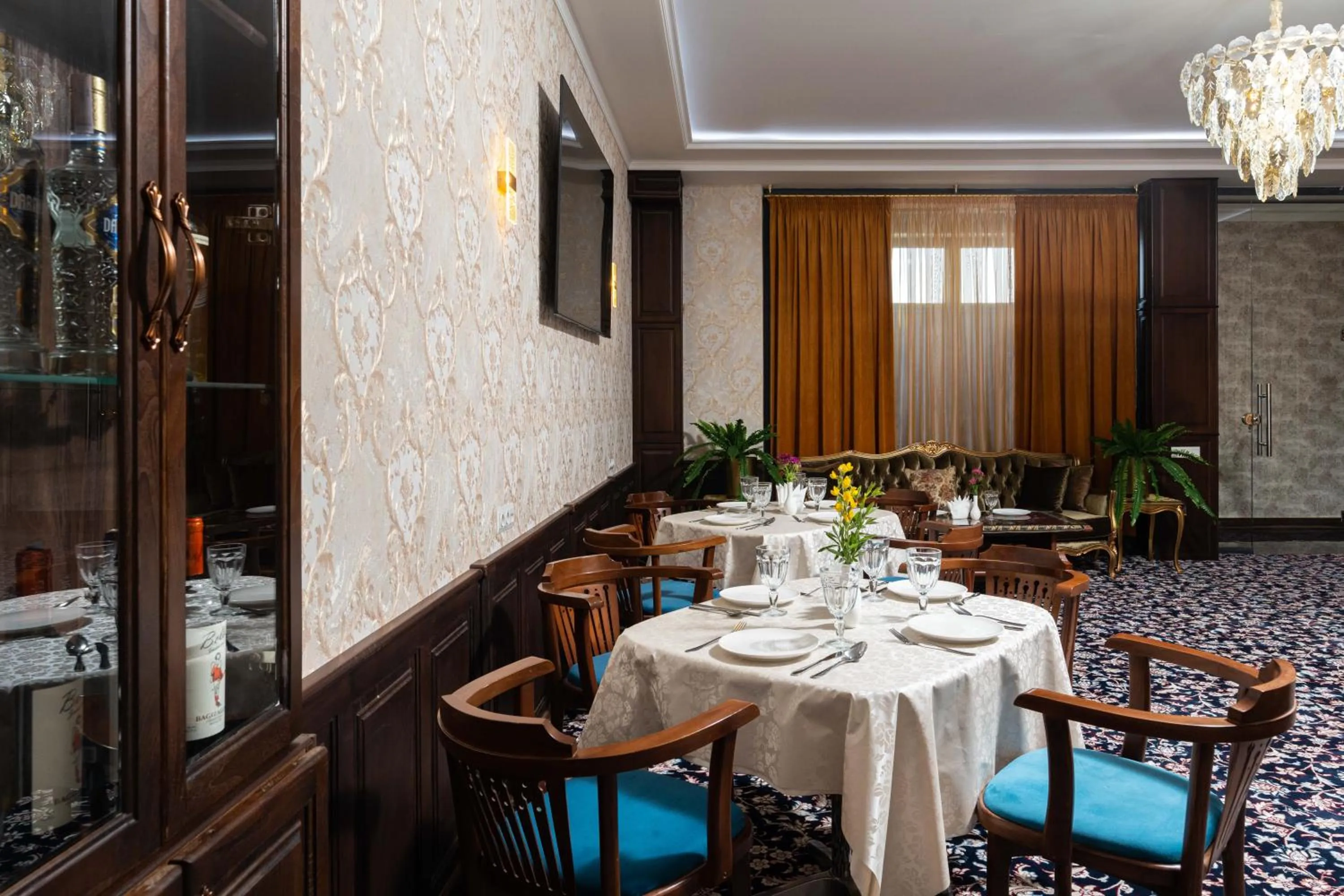 Restaurant/places to eat in Aqua Hotel