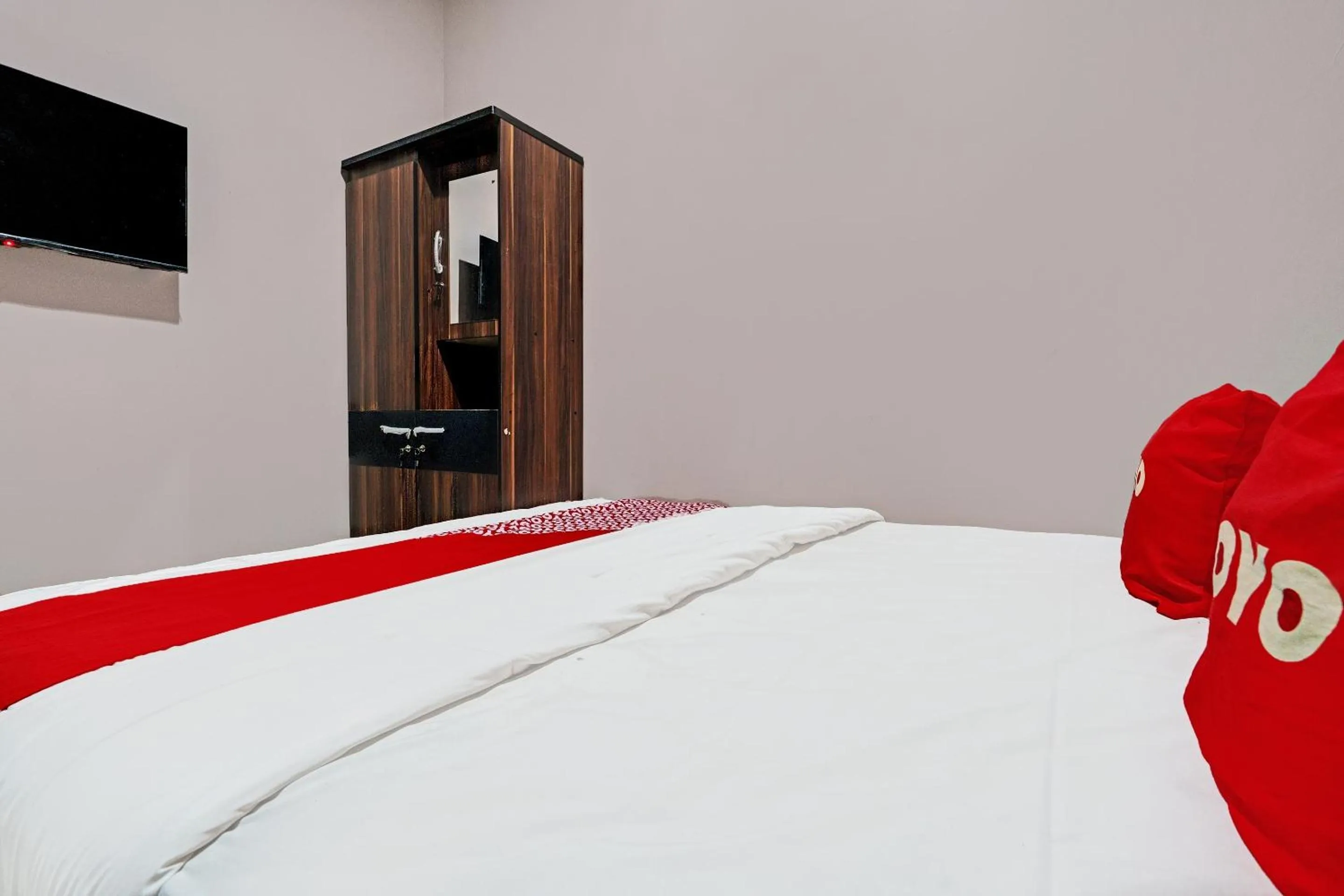 Bedroom, Bed in Hotel O JKK Sweet Room