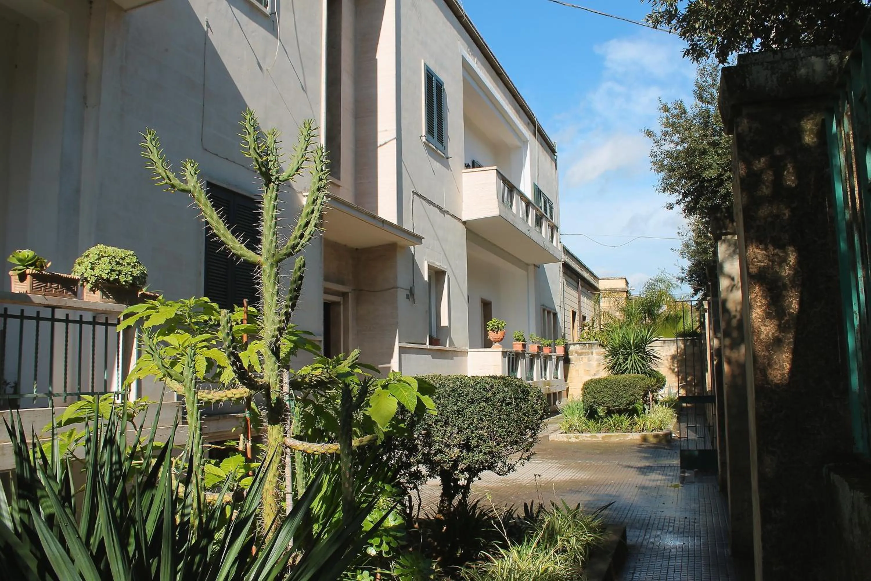 Facade/entrance in Piazza Argento