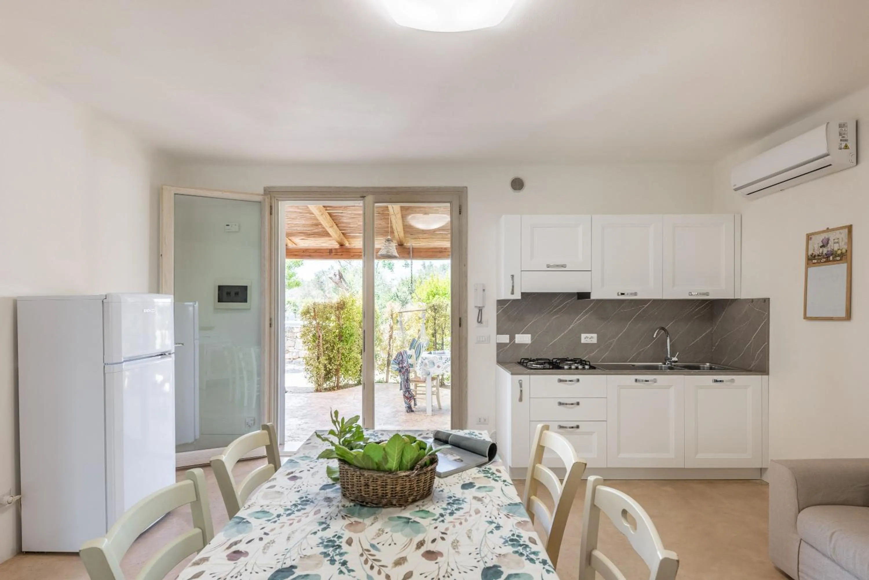 Dining area in Cava Li Santi Residence a Santa Caterina