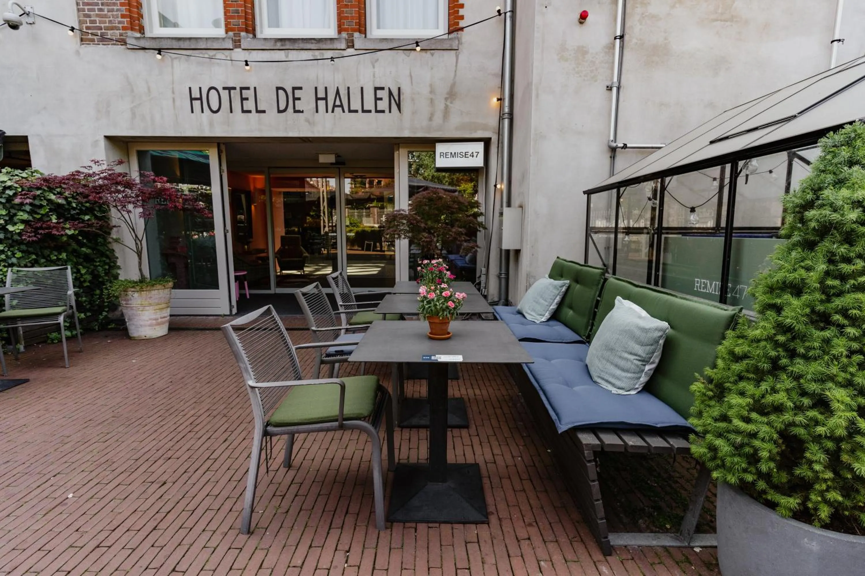 Property building in Hotel De Hallen