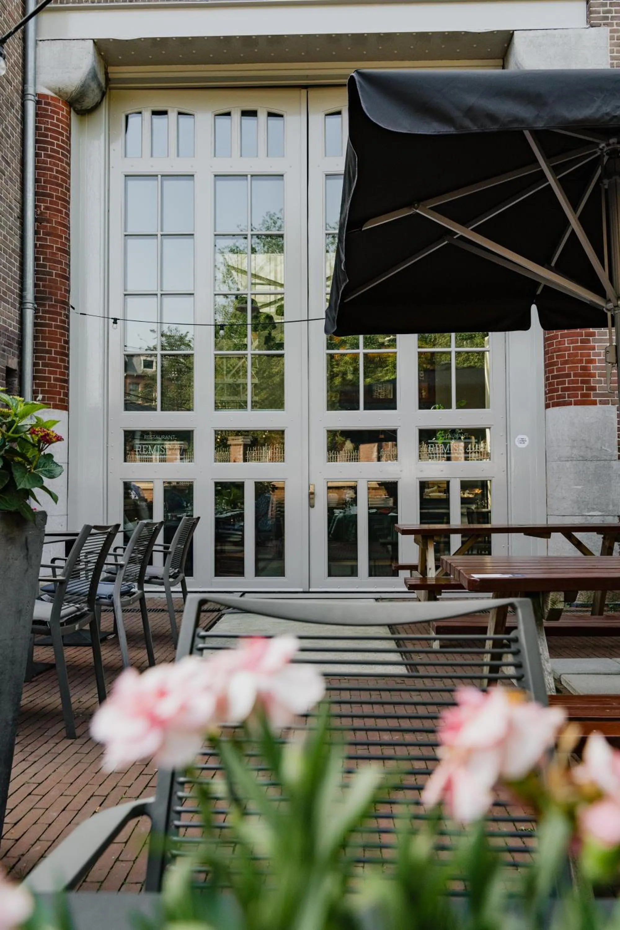 Property building in Hotel De Hallen