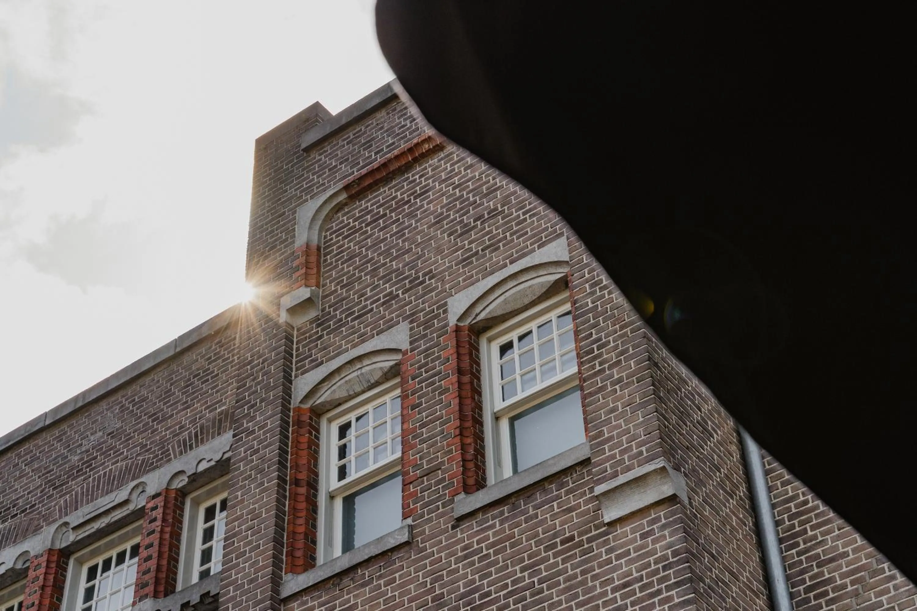 Property building in Hotel De Hallen