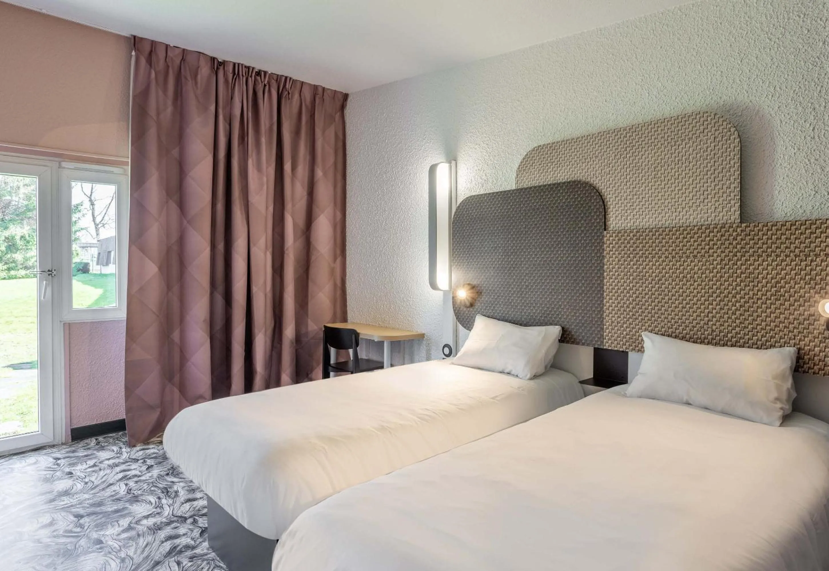 Bedroom, Bed in B&B HOTEL Valenciennes Sud