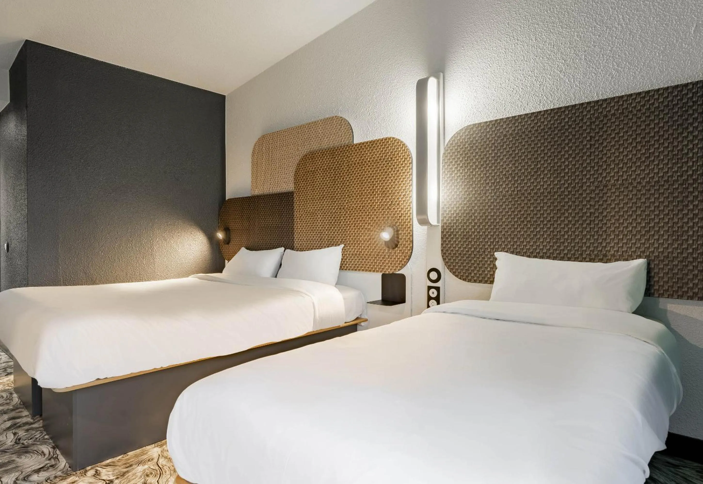 Photo of the whole room, Bed in B&B HOTEL Valenciennes Sud