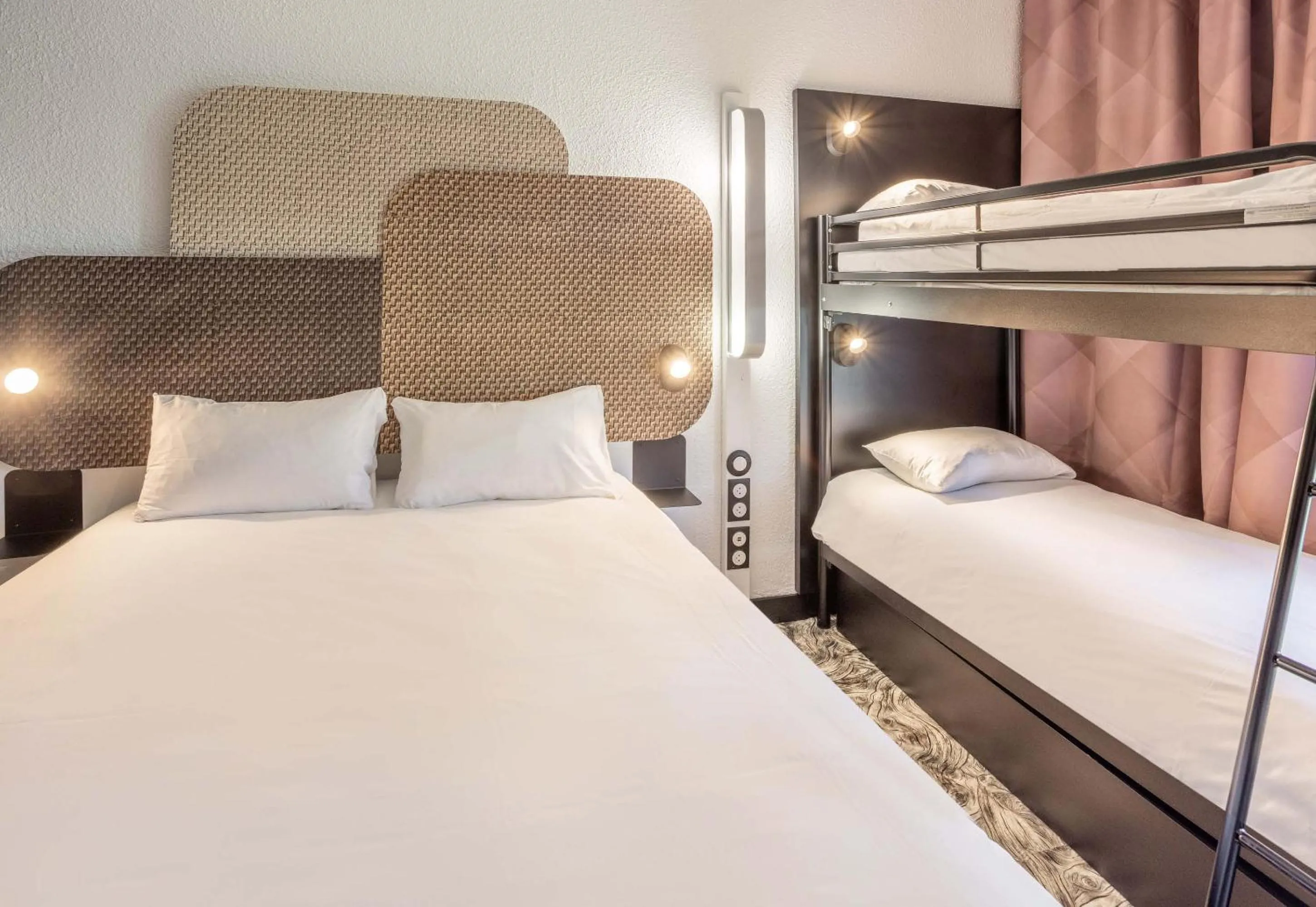 Photo of the whole room, Bed in B&B HOTEL Valenciennes Sud