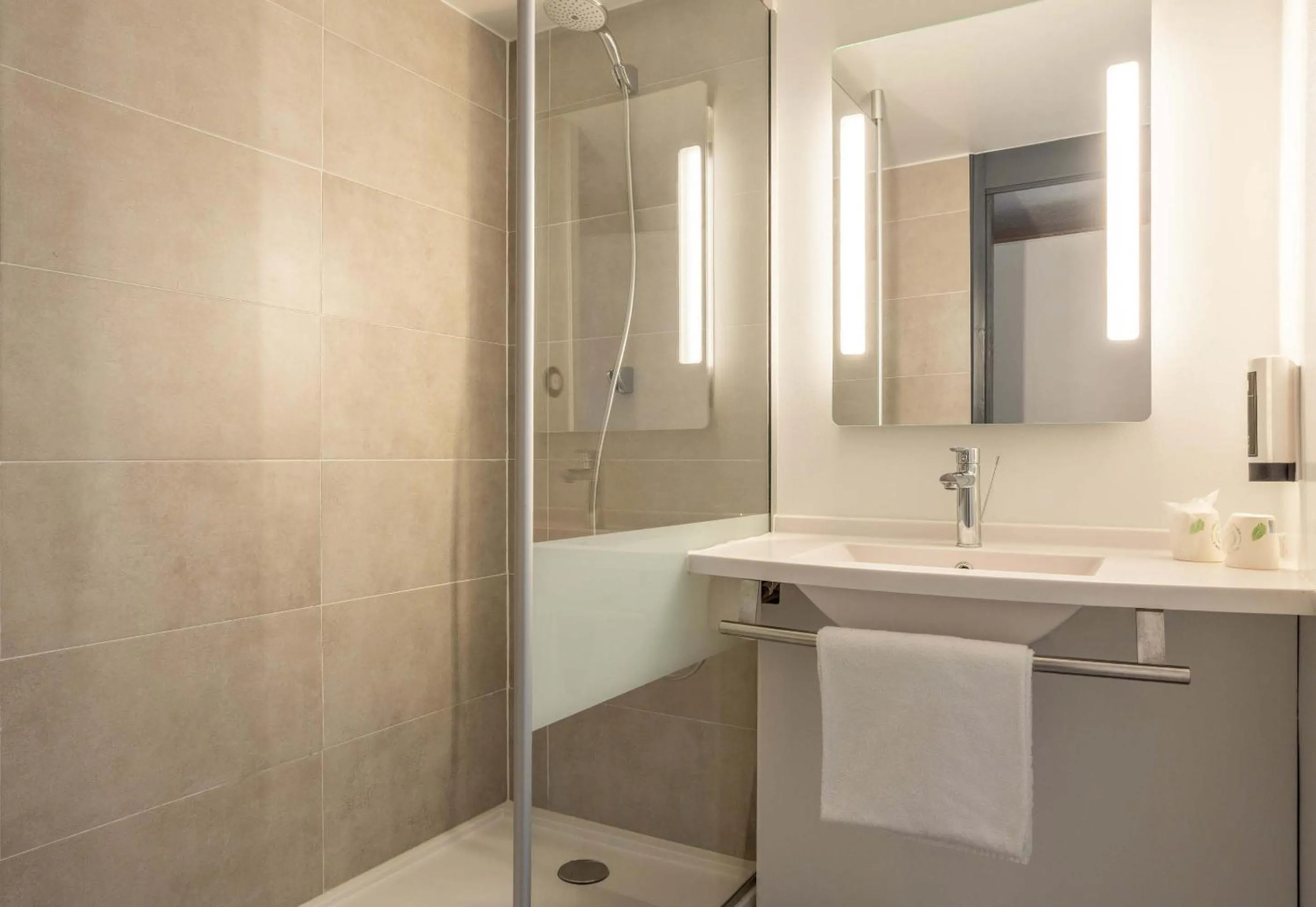 Bathroom in B&B HOTEL Valenciennes Sud