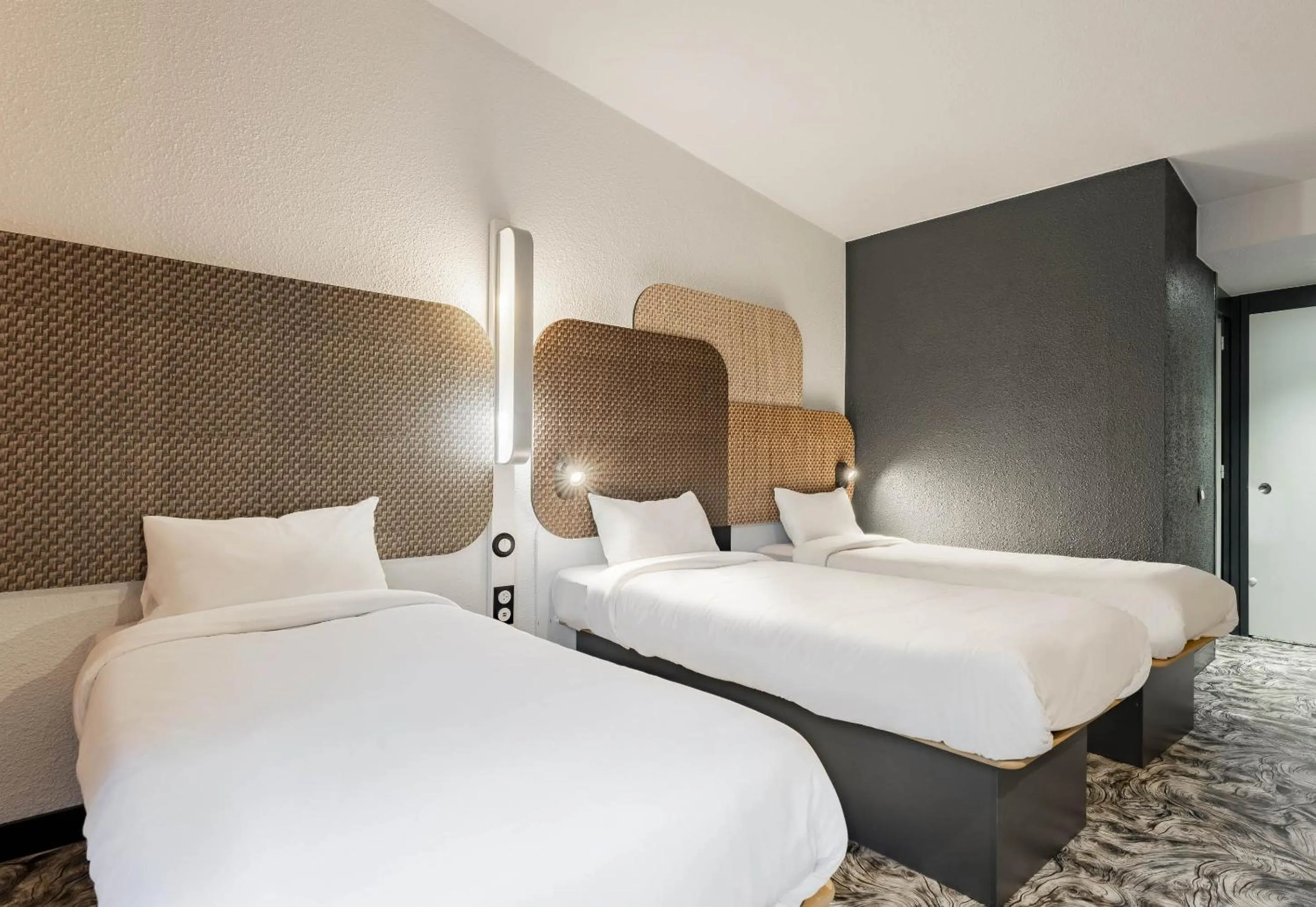 Photo of the whole room, Bed in B&B HOTEL Valenciennes Sud