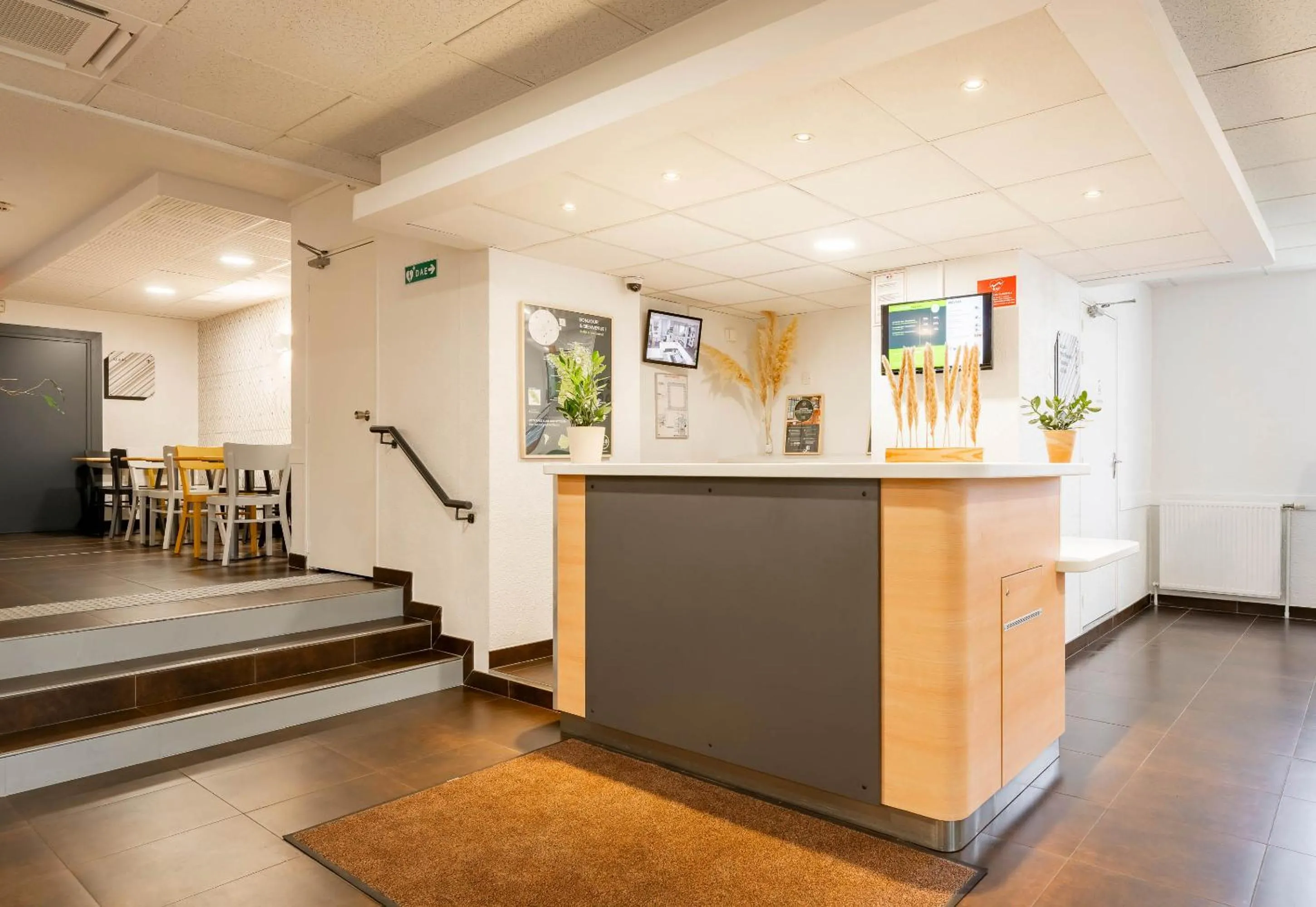 Lobby or reception in B&B HOTEL Valenciennes Sud