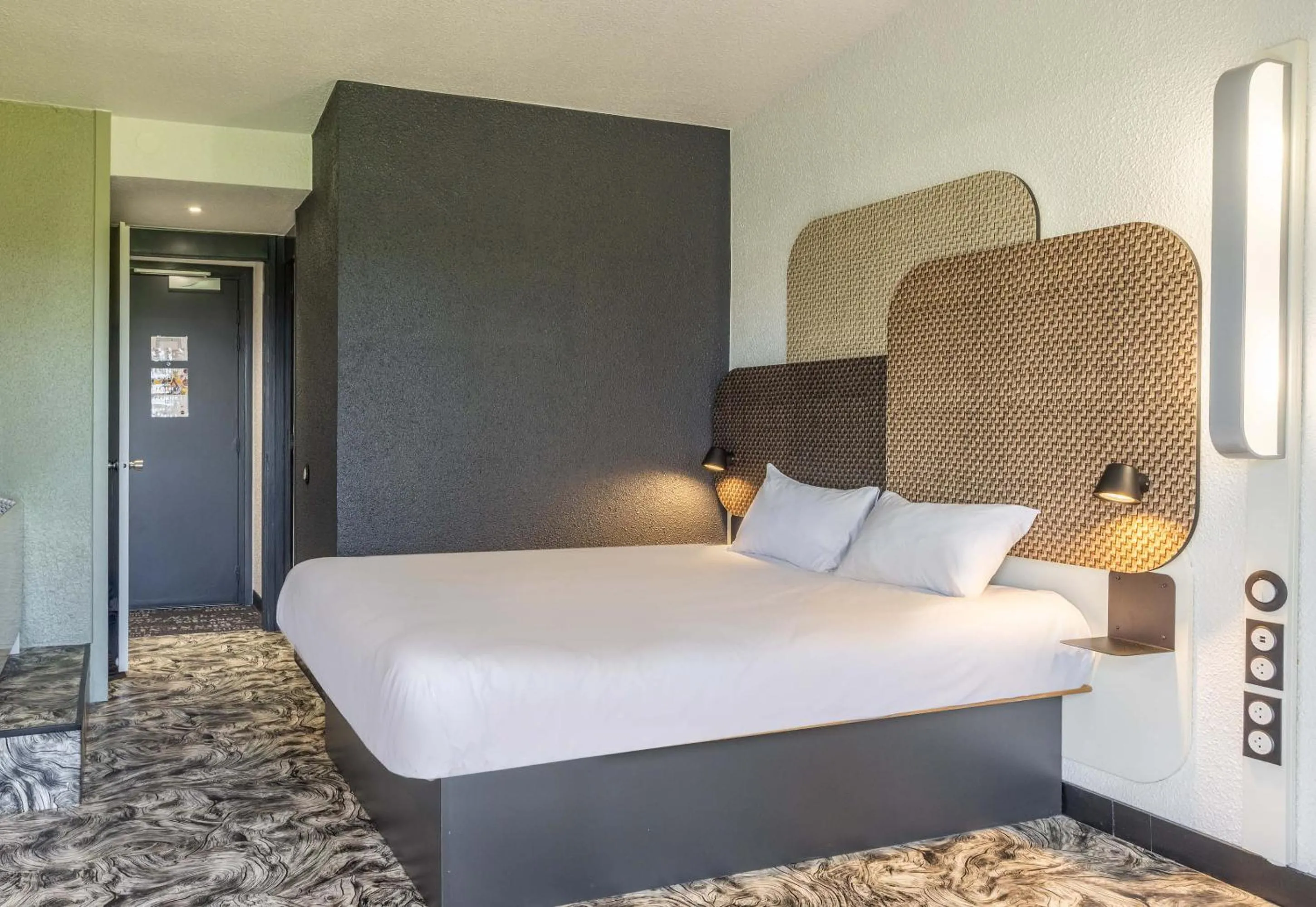 Photo of the whole room, Bed in B&B HOTEL Valenciennes Sud