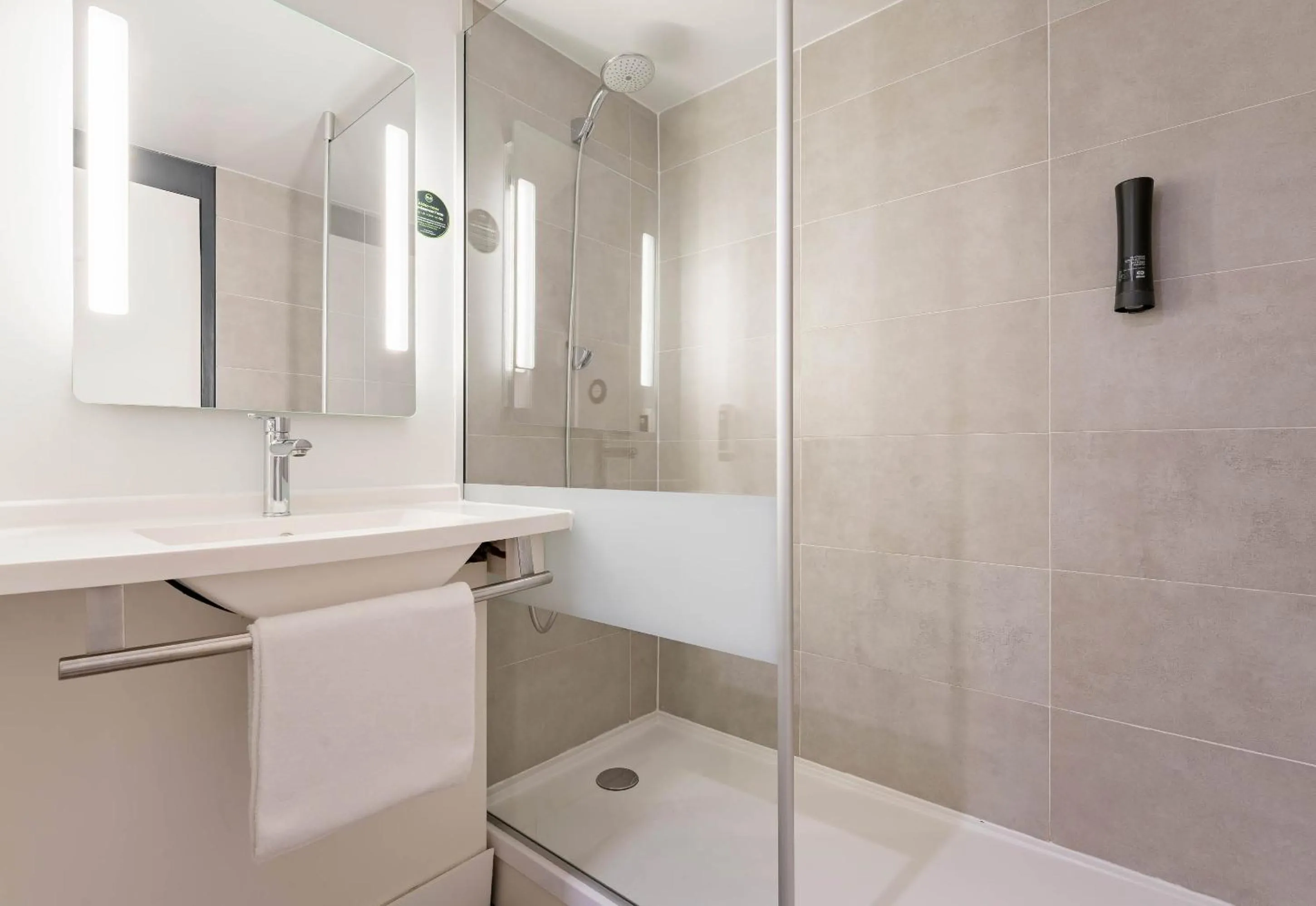 Bathroom in B&B HOTEL Valenciennes Sud