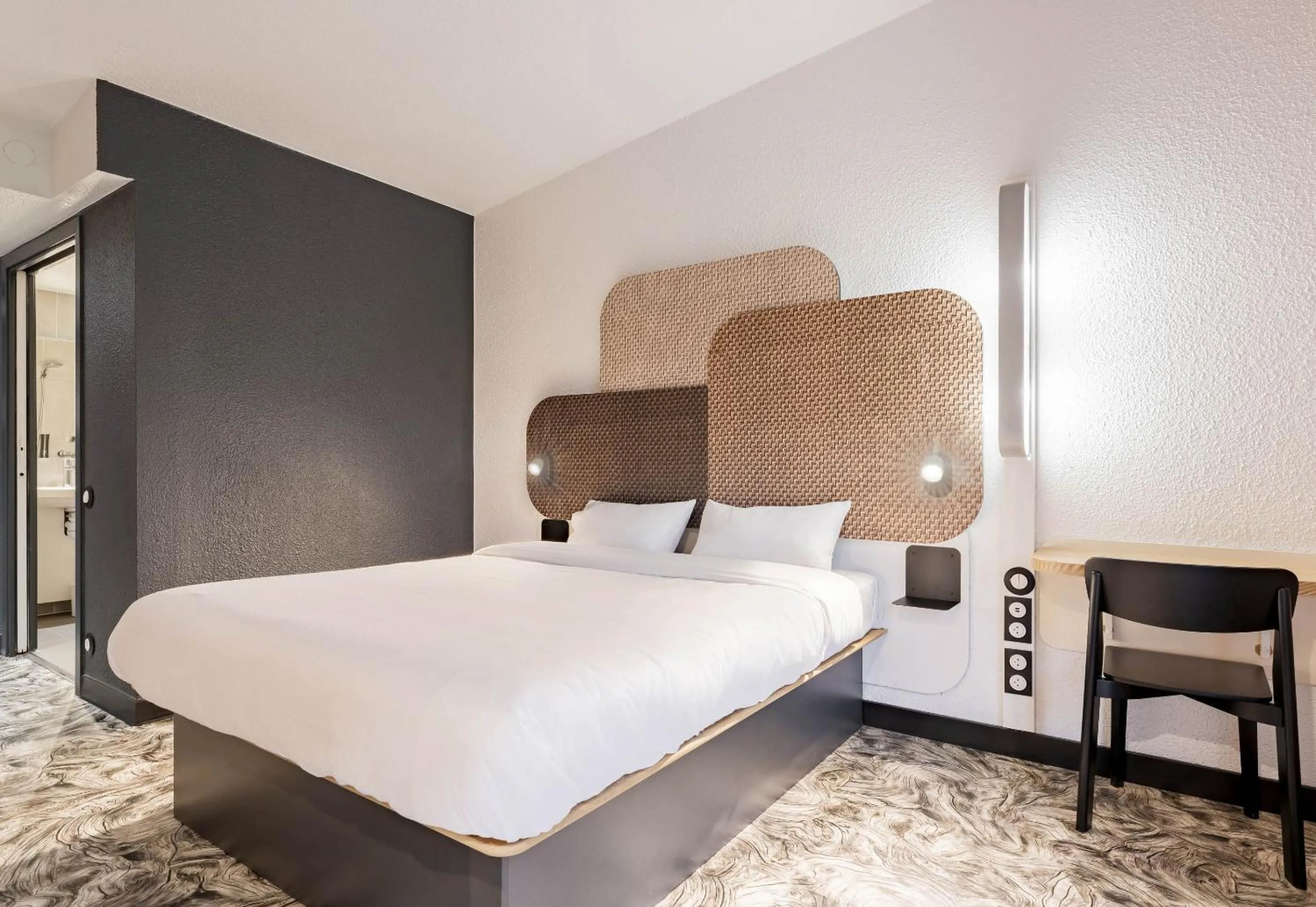 Photo of the whole room, Bed in B&B HOTEL Valenciennes Sud