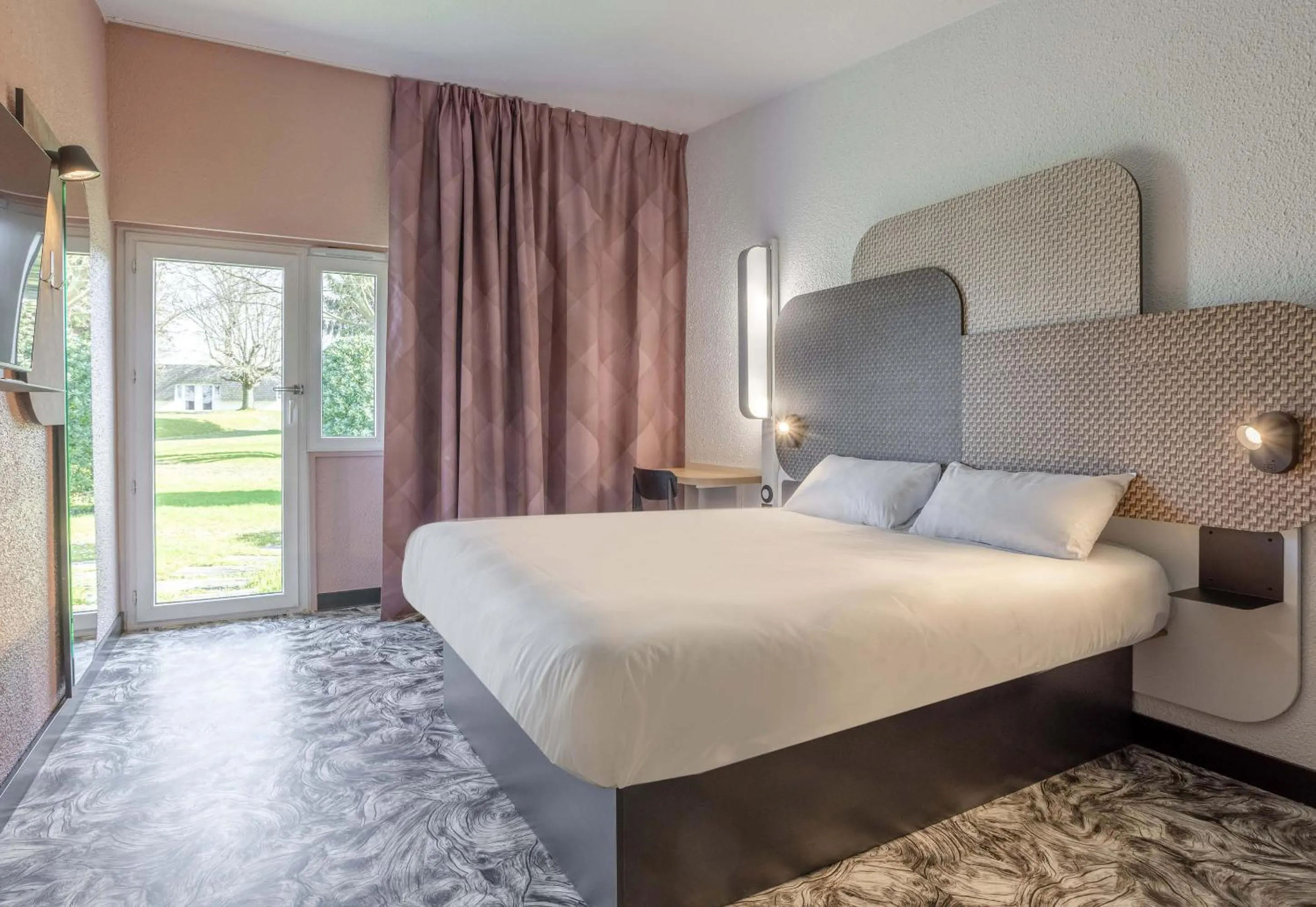 Photo of the whole room, Bed in B&B HOTEL Valenciennes Sud