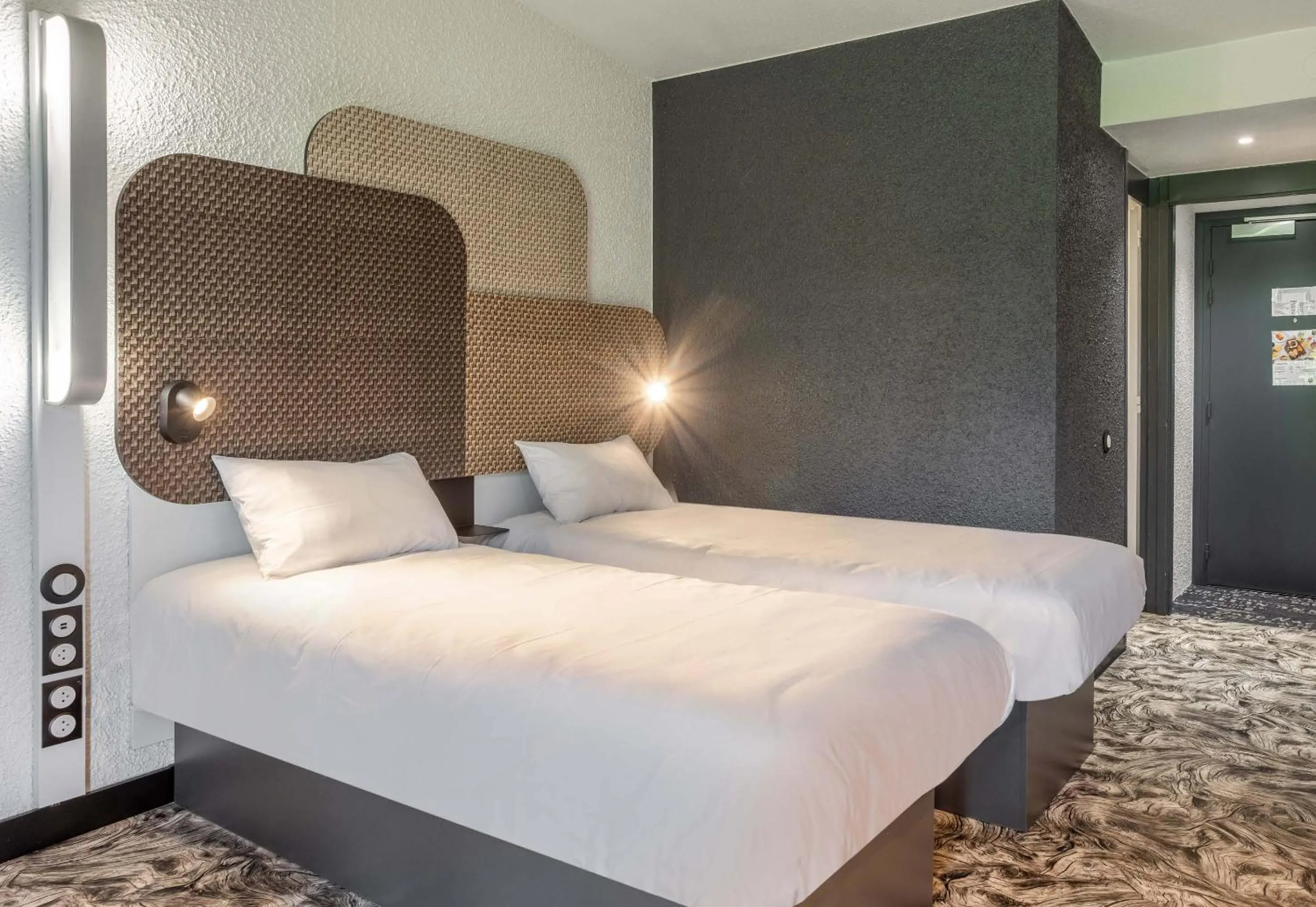 Bedroom, Bed in B&B HOTEL Valenciennes Sud