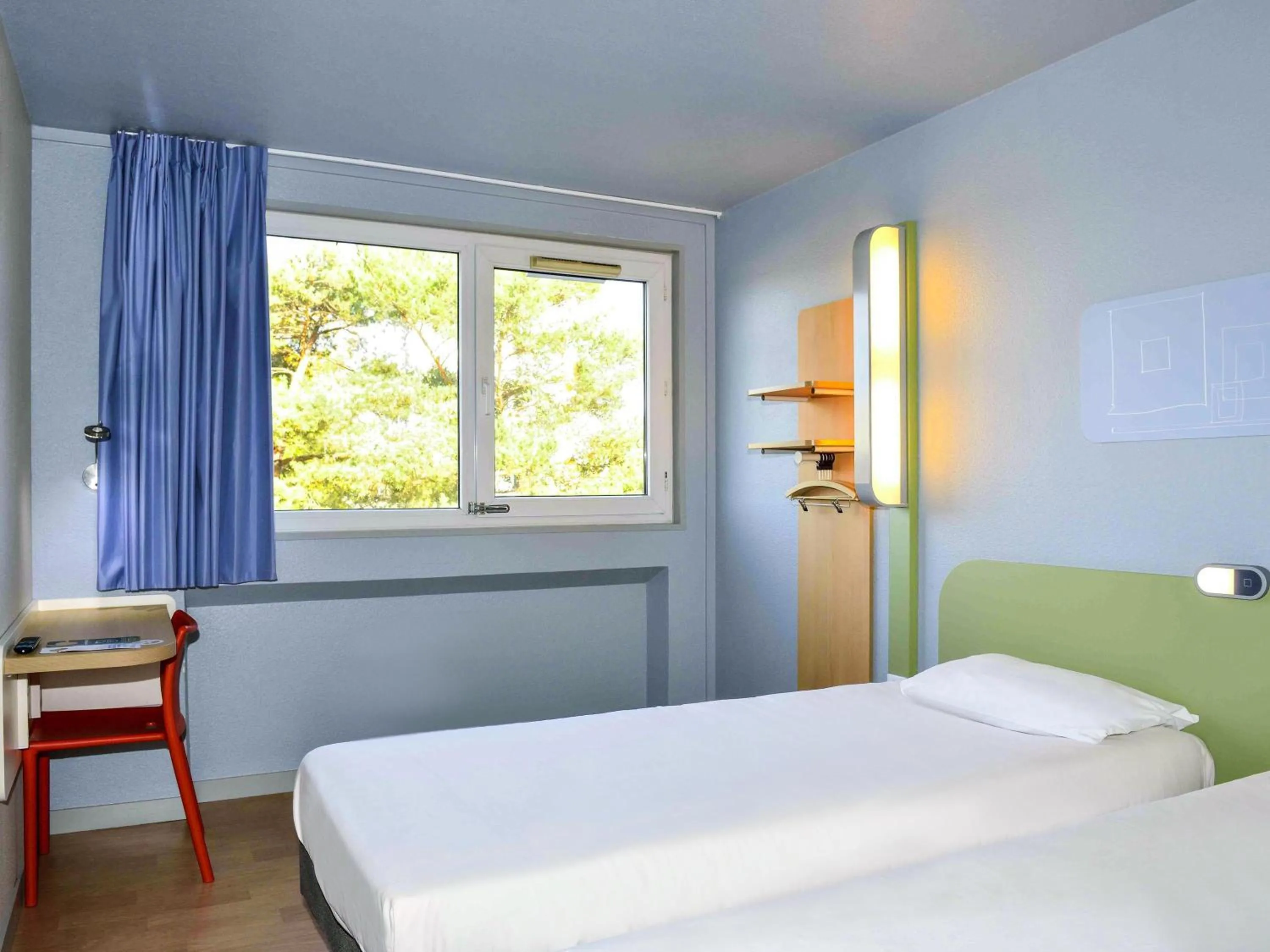 Bedroom, Bed in ibis budget Bordeaux Lac