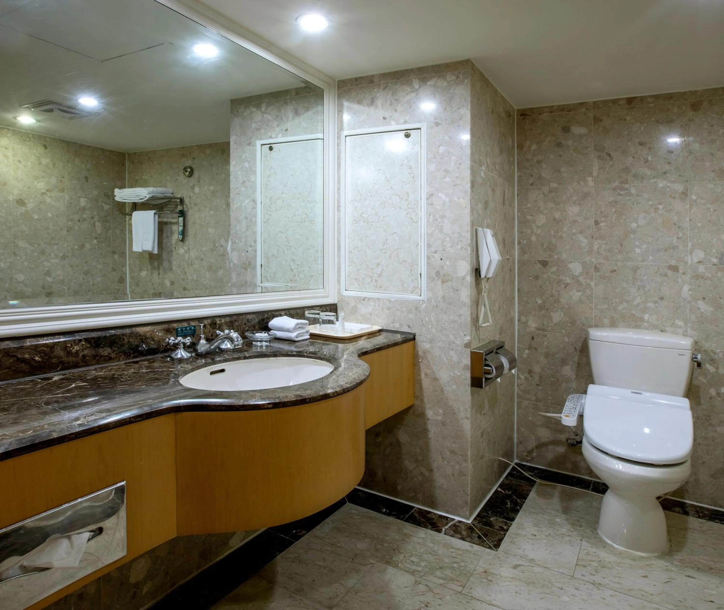 Shower in The Carlton Hotel Hsinchu