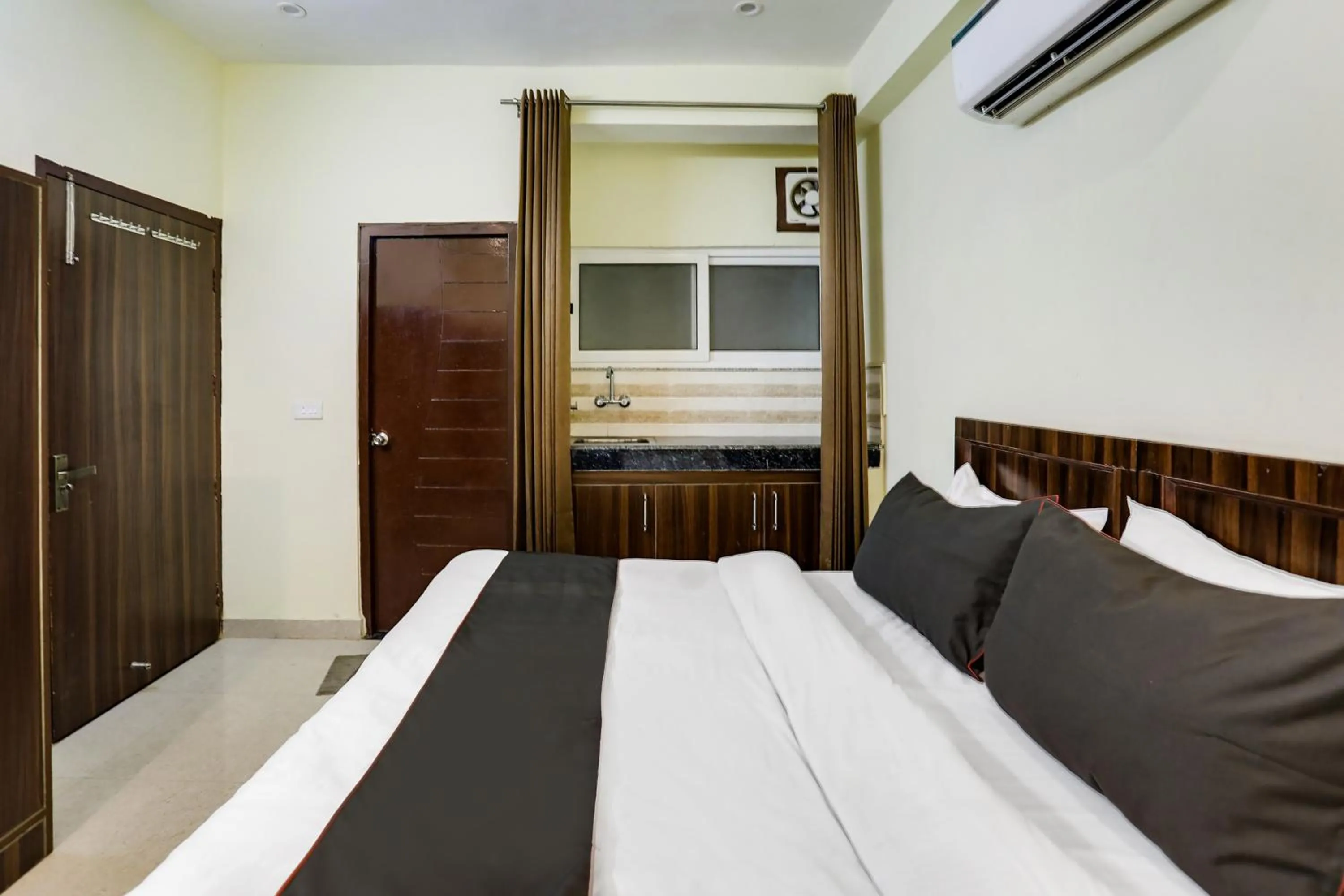 Bedroom, Bed in Hotel Midtown