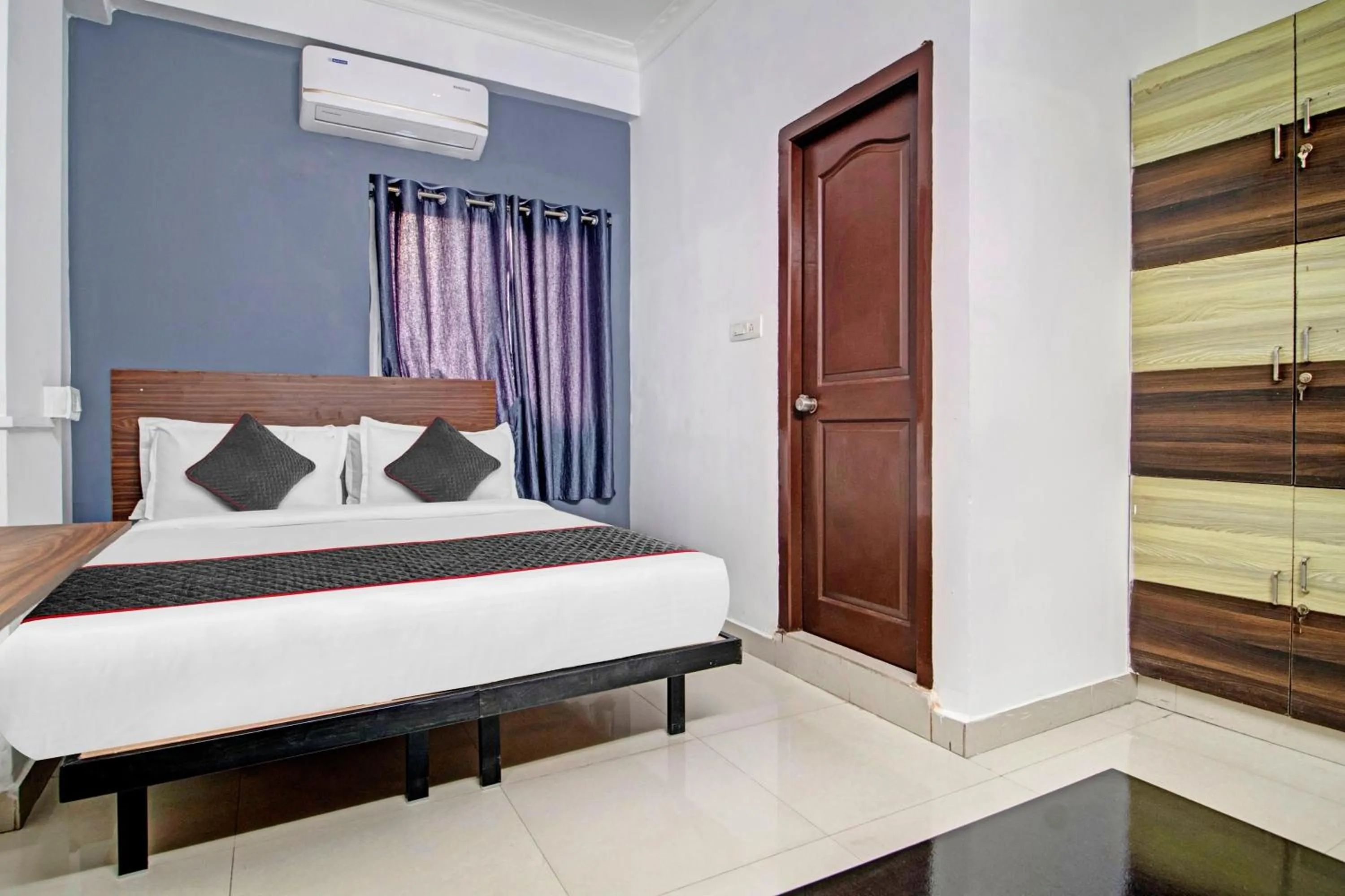 Lobby or reception, Bed in Hotel O Sunrise