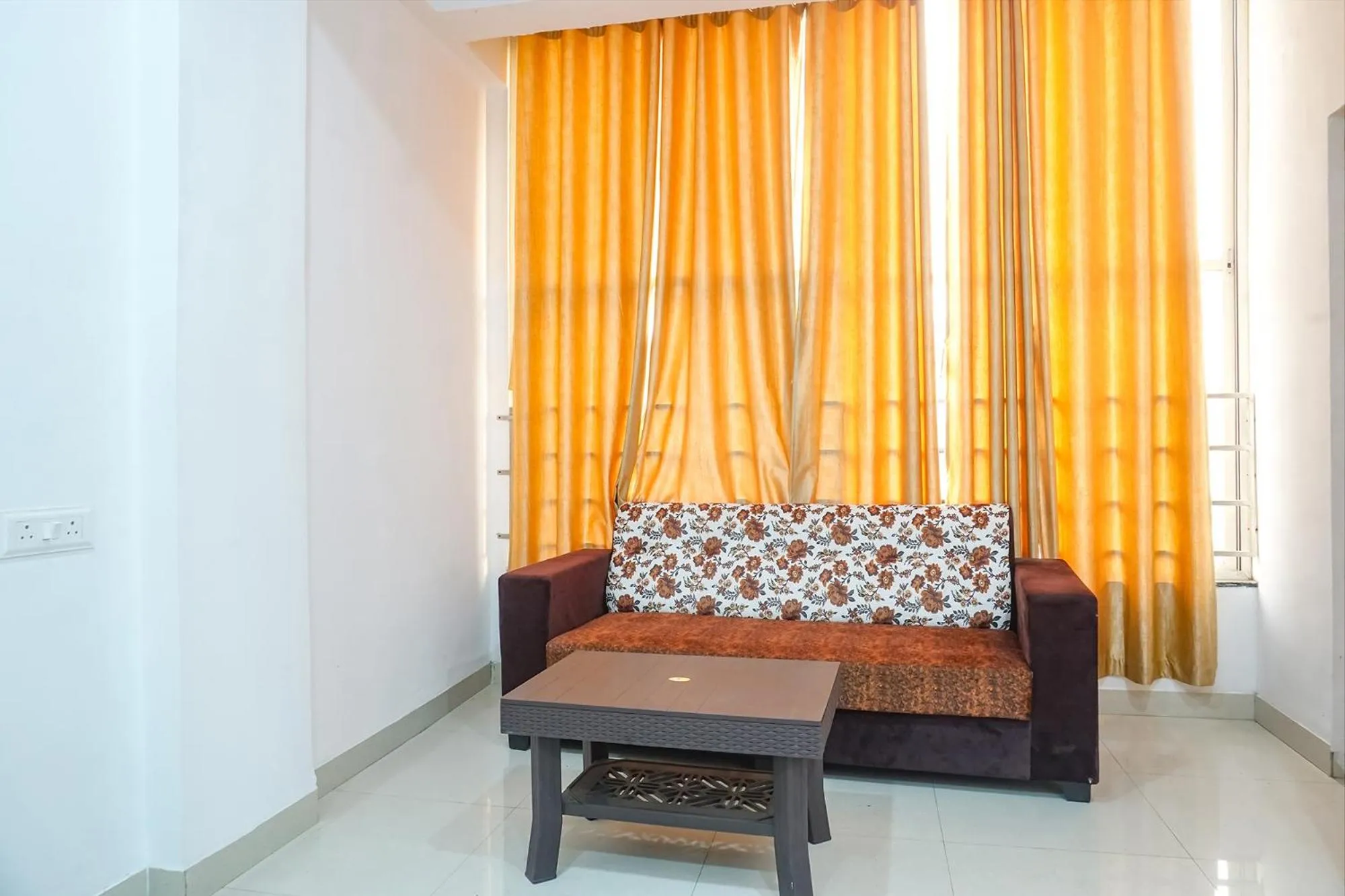 Seating area in FabHotel The White House Inn