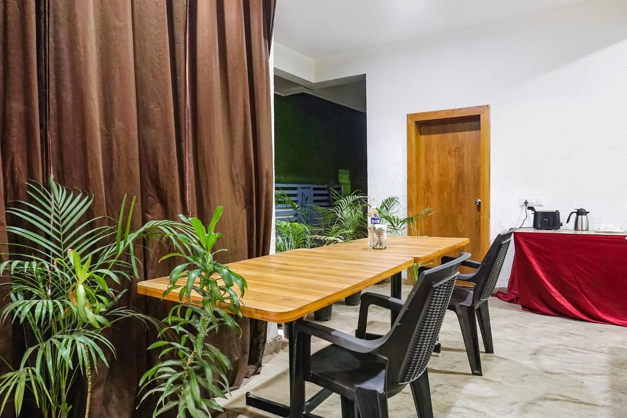 Restaurant/places to eat in FabHotel The White House Inn