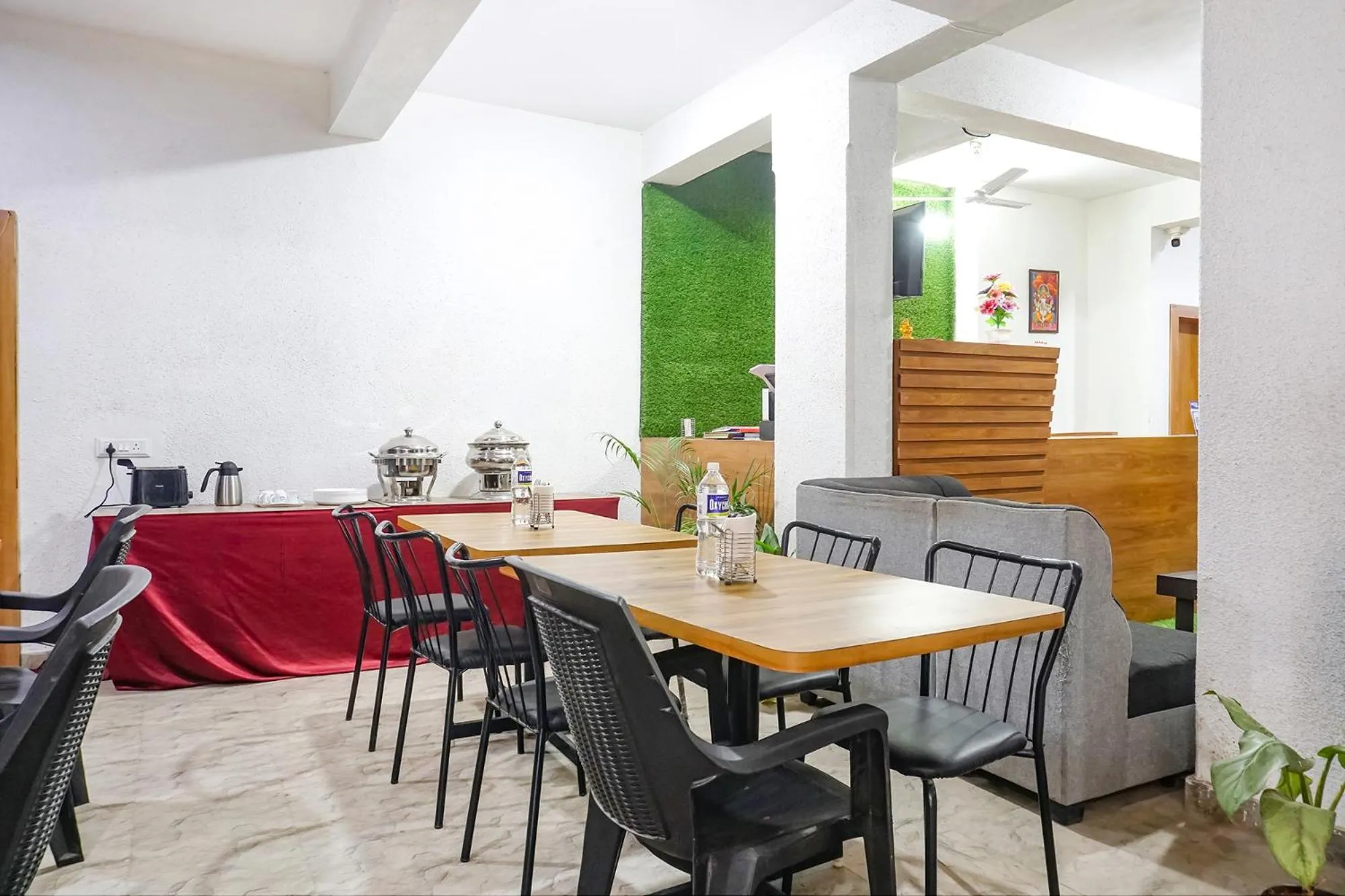 Restaurant/places to eat in FabHotel The White House Inn