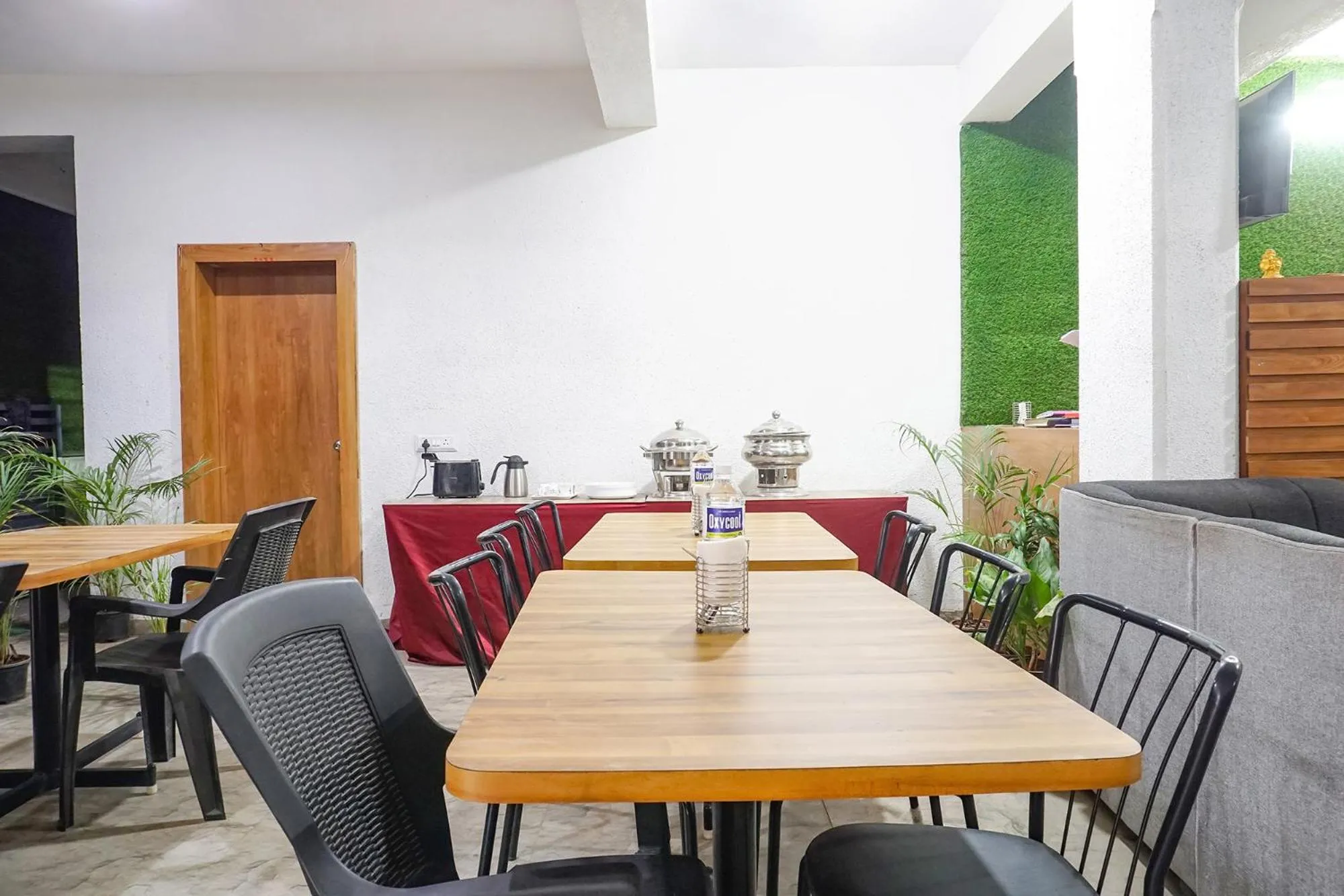 Restaurant/places to eat in FabHotel The White House Inn