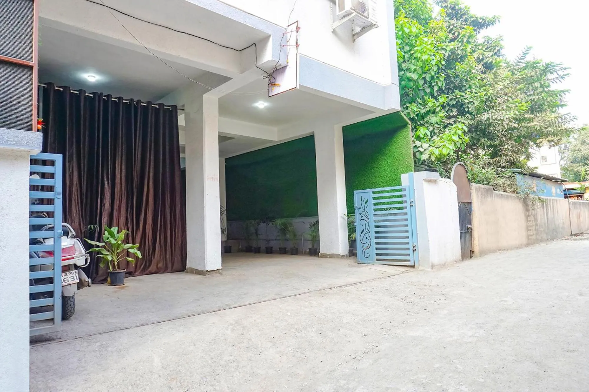 Facade/entrance in FabHotel The White House Inn