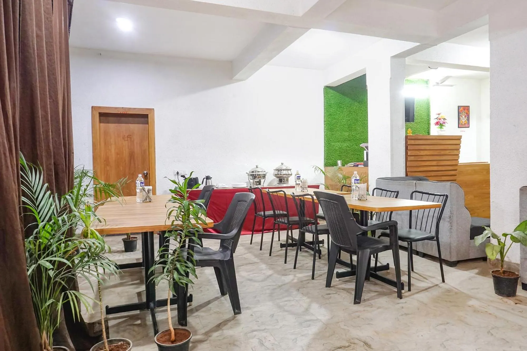 Restaurant/places to eat in FabHotel The White House Inn