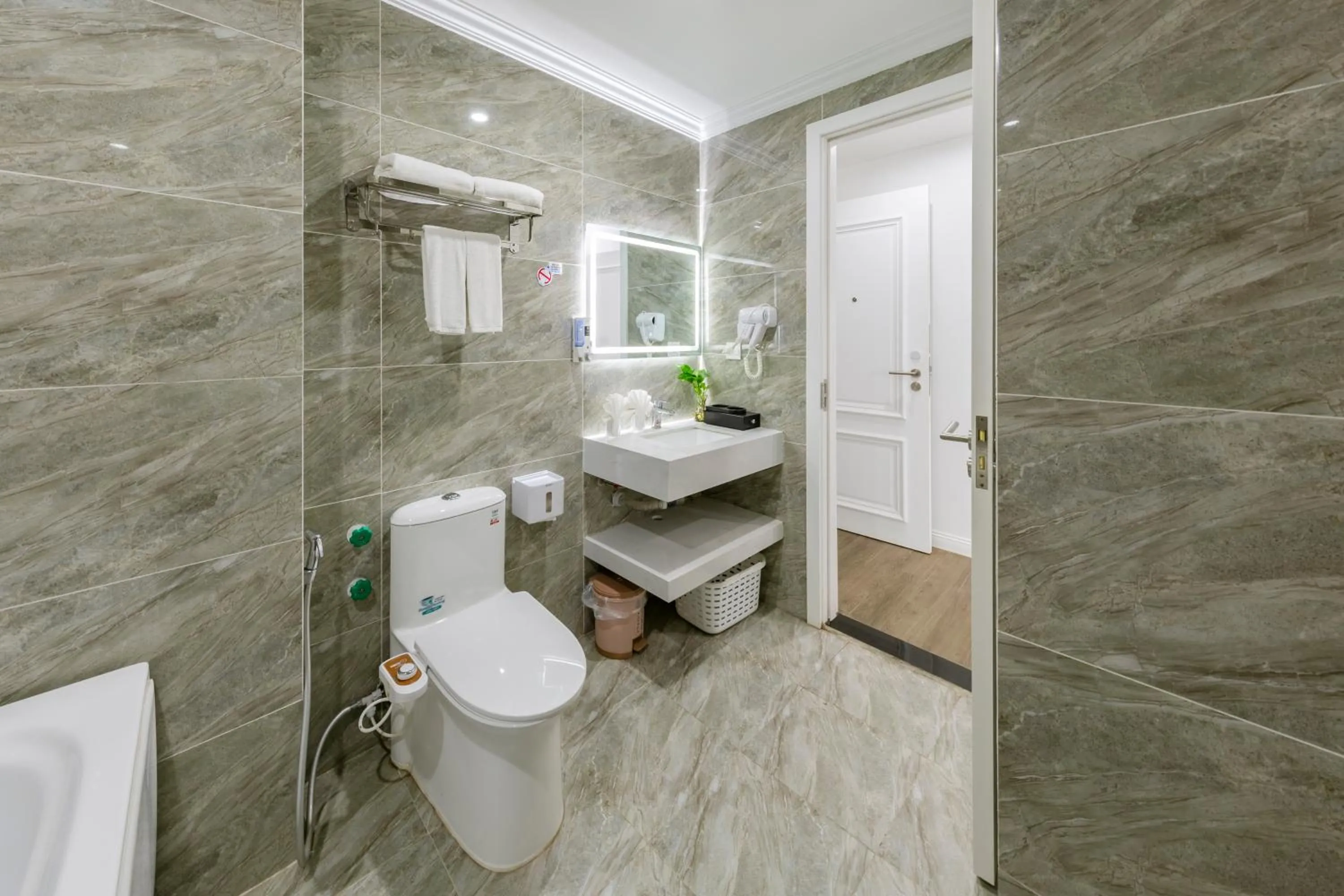 Shower in Cat Ba Wonder Hotel