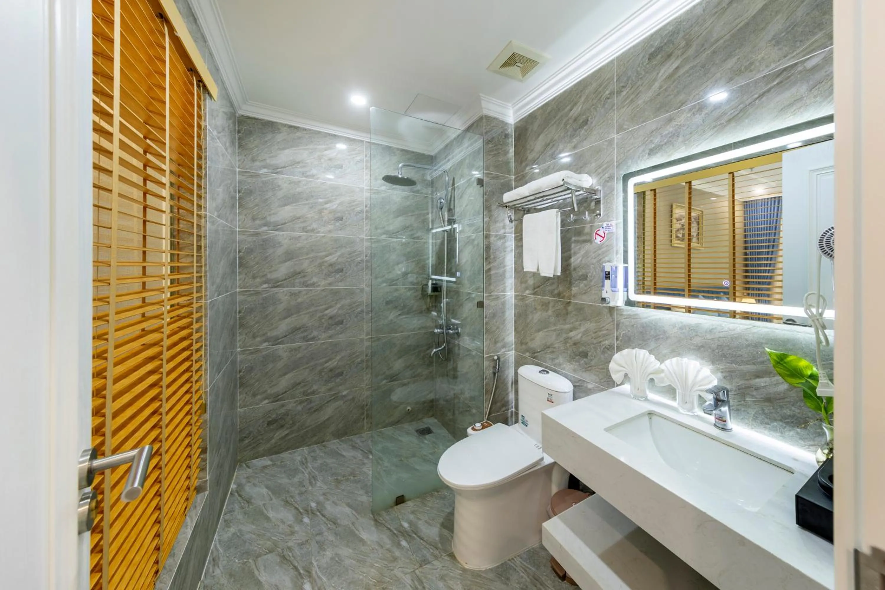 Shower in Cat Ba Wonder Hotel