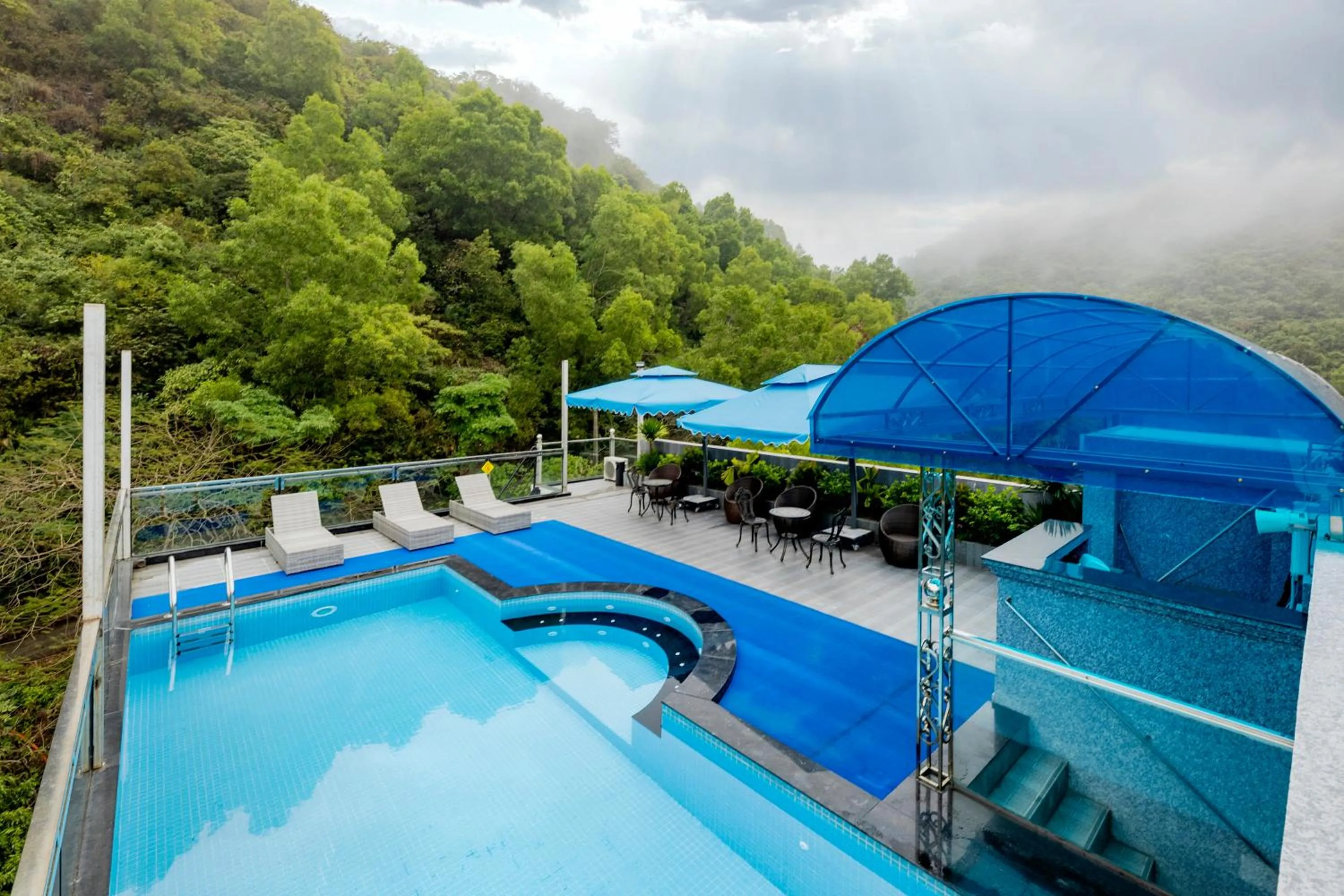 Swimming pool in Cat Ba Wonder Hotel
