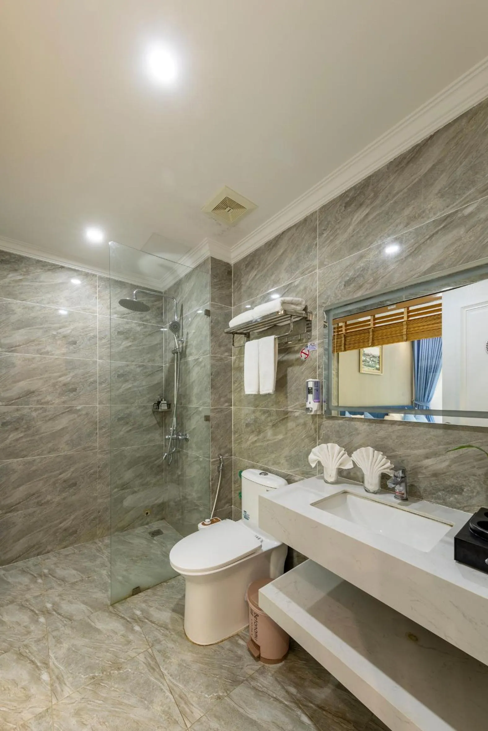 Shower in Cat Ba Wonder Hotel