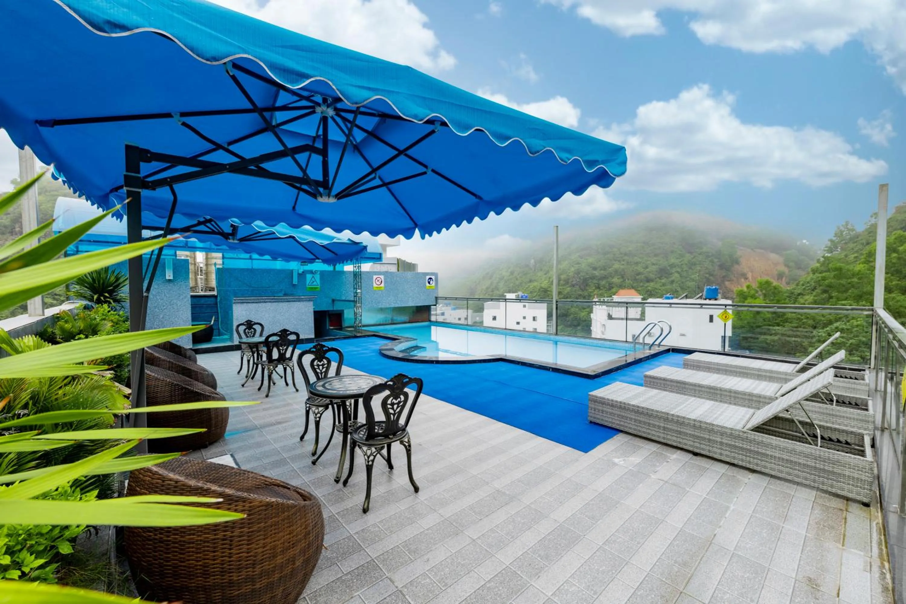 Swimming pool in Cat Ba Wonder Hotel