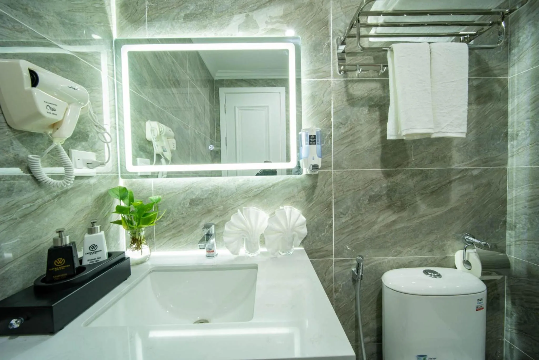 Bathroom in Cat Ba Wonder Hotel