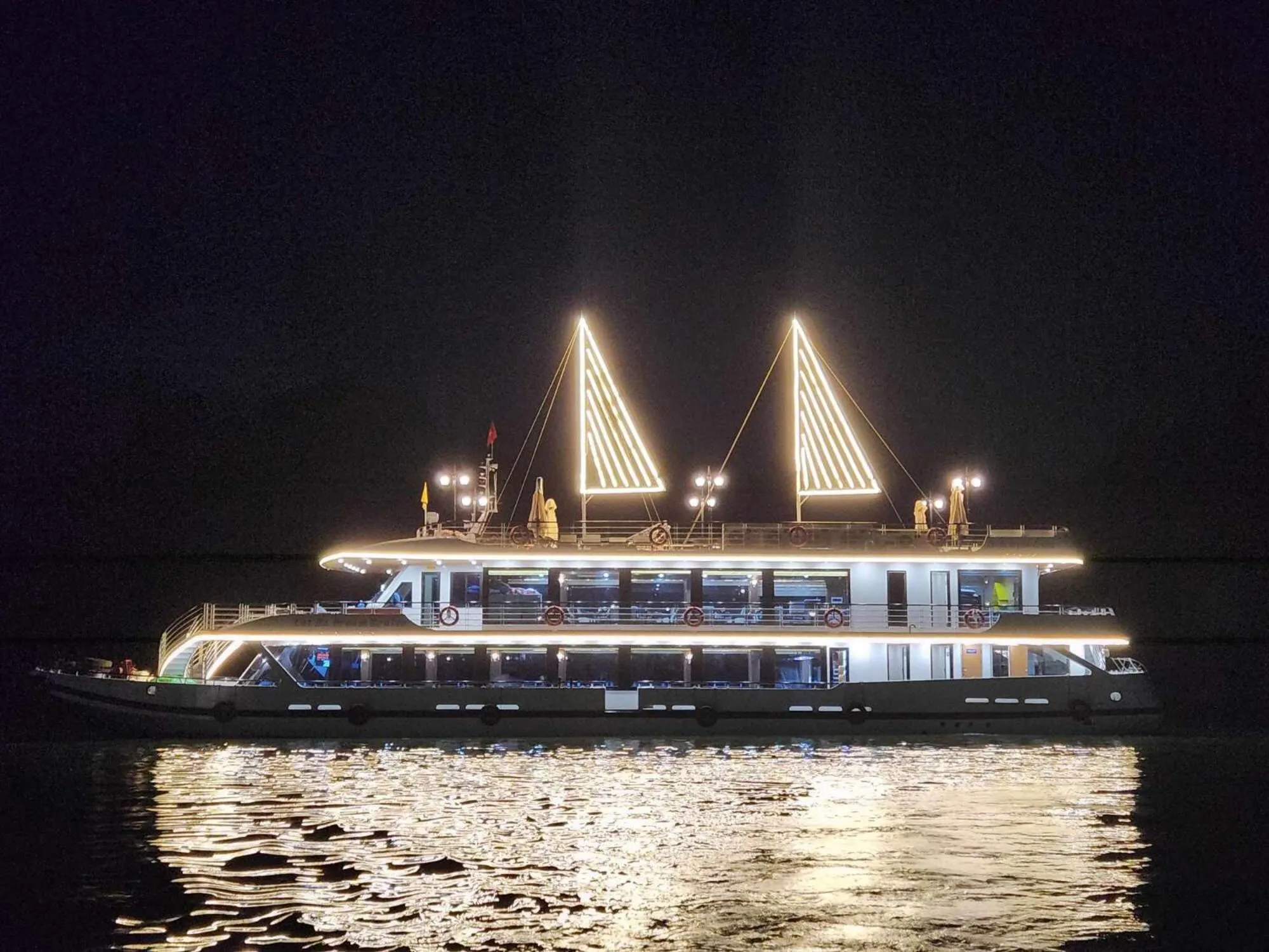 Night in Cat Ba Wonder Hotel