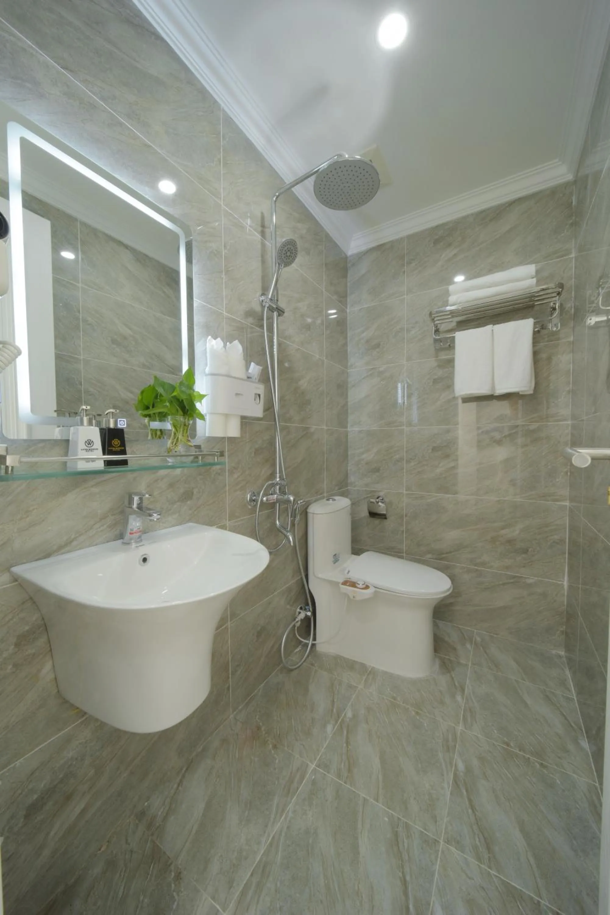 Shower in Cat Ba Wonder Hotel