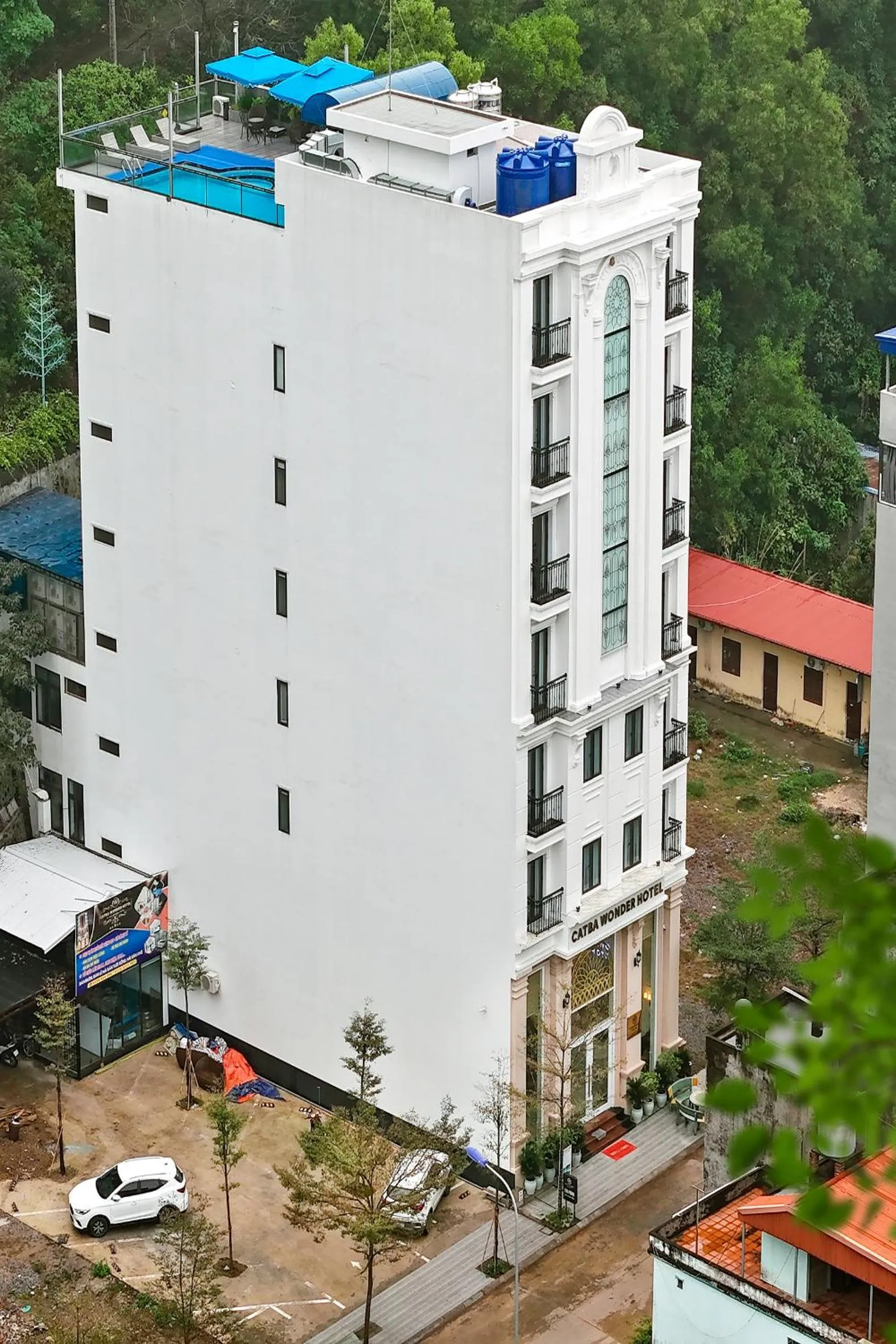 Property building in Cat Ba Wonder Hotel