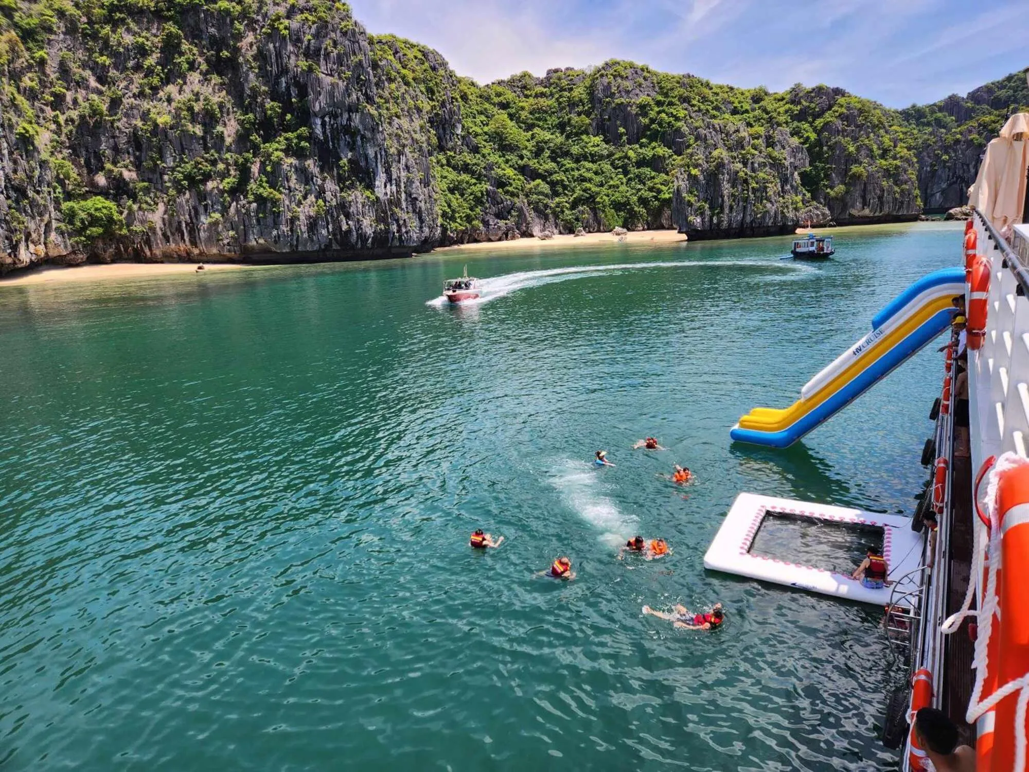 People in Cat Ba Wonder Hotel