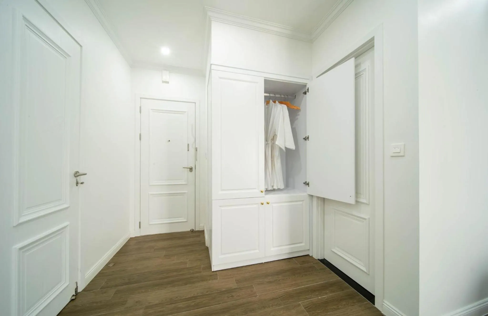 wardrobe in Cat Ba Wonder Hotel