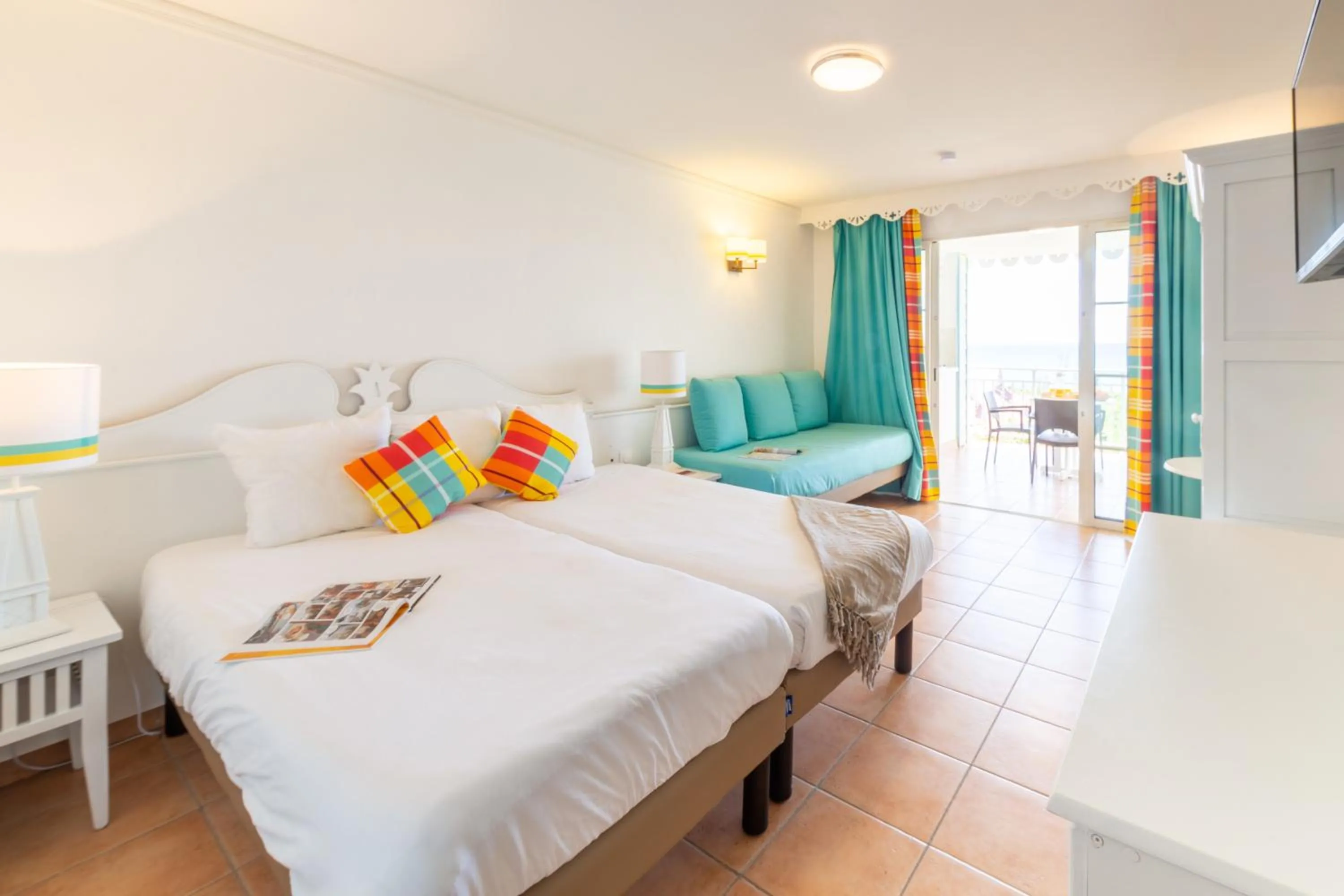 Communal lounge/ TV room, Bed in Résidence Pierre & Vacances Premium Les Tamarins