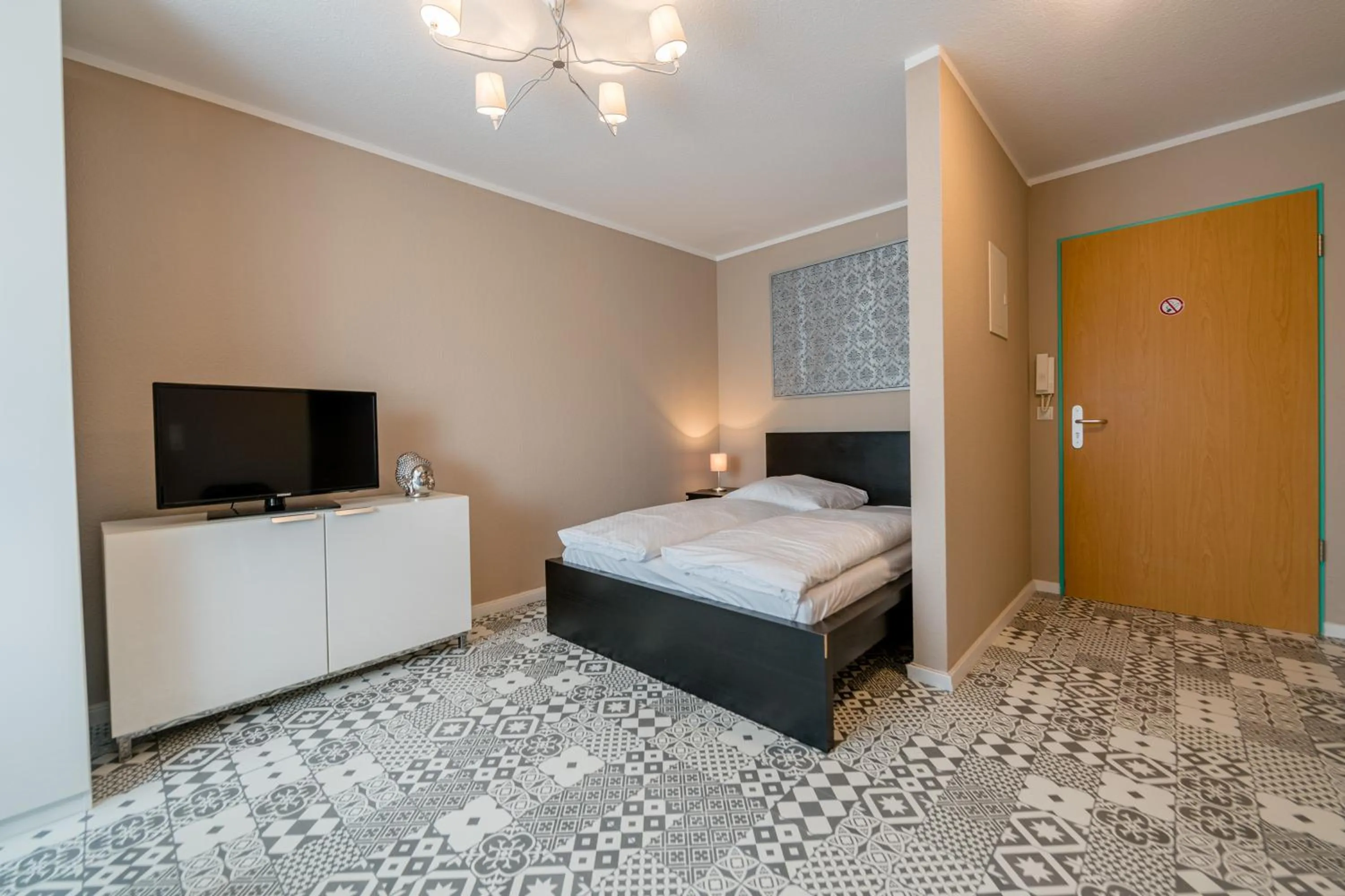 Photo of the whole room, Bed in Aparthotel Alma Bonn