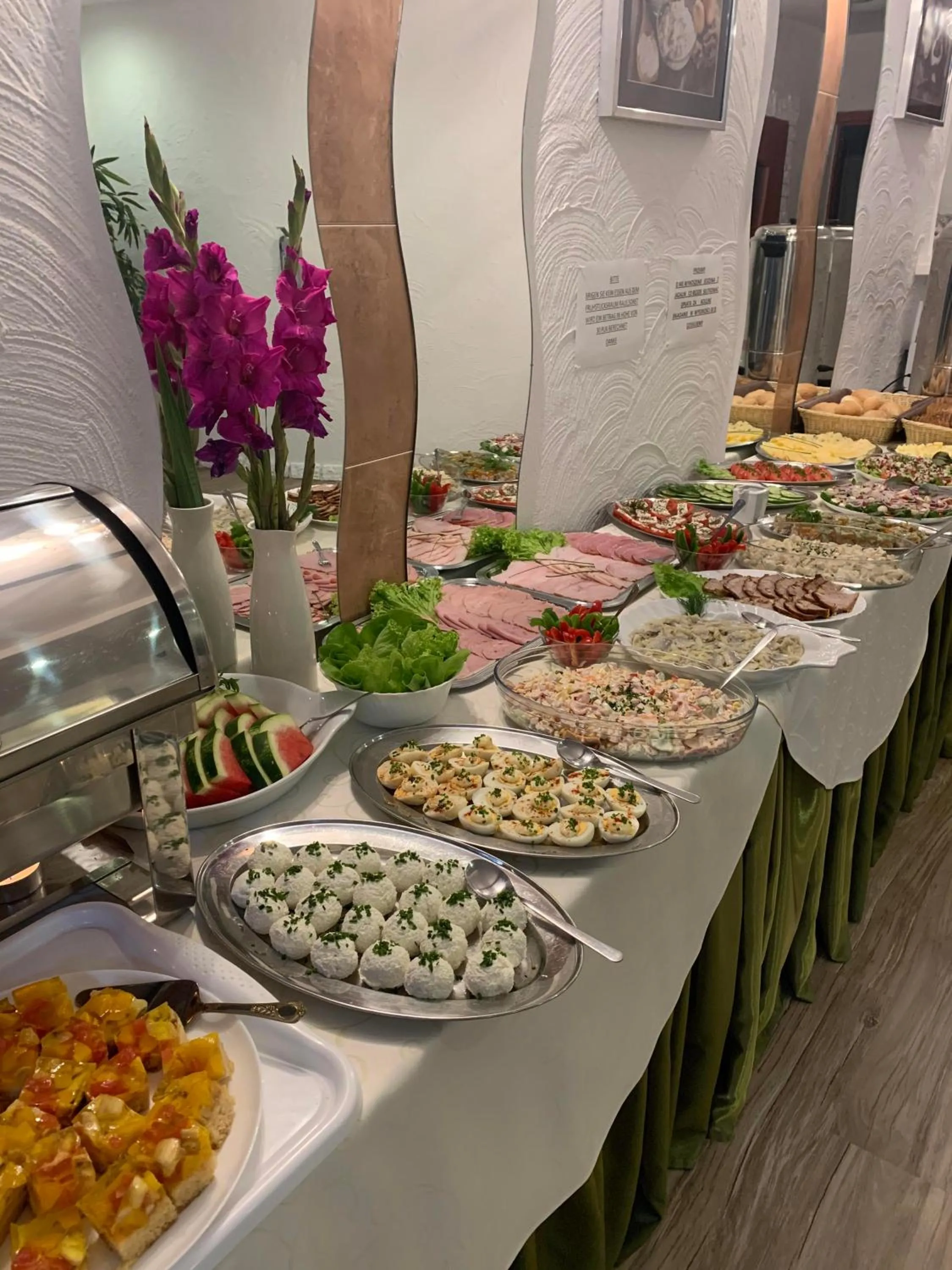 Buffet breakfast in Villa Melody