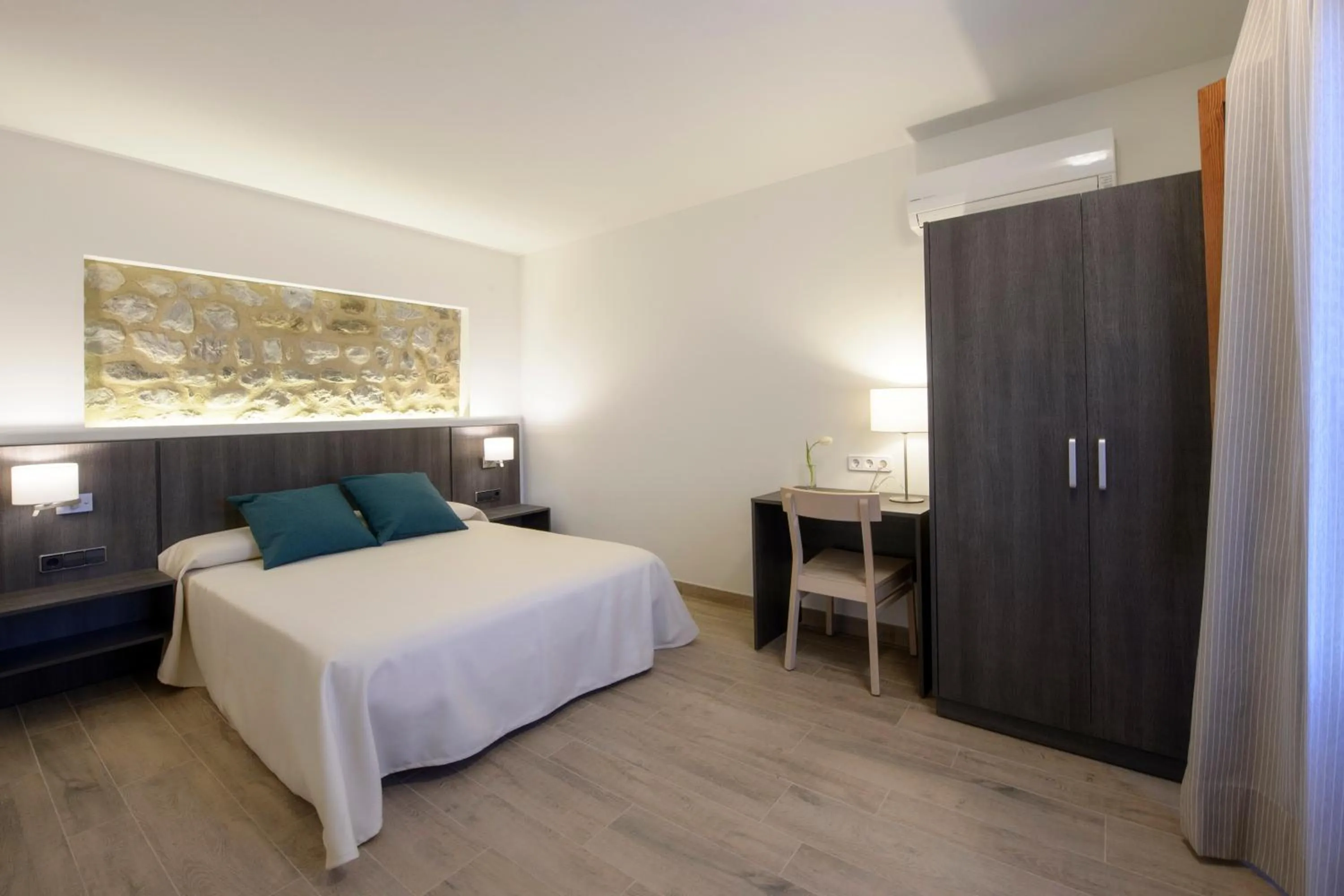 Photo of the whole room, Bed in Mas Pere Pau