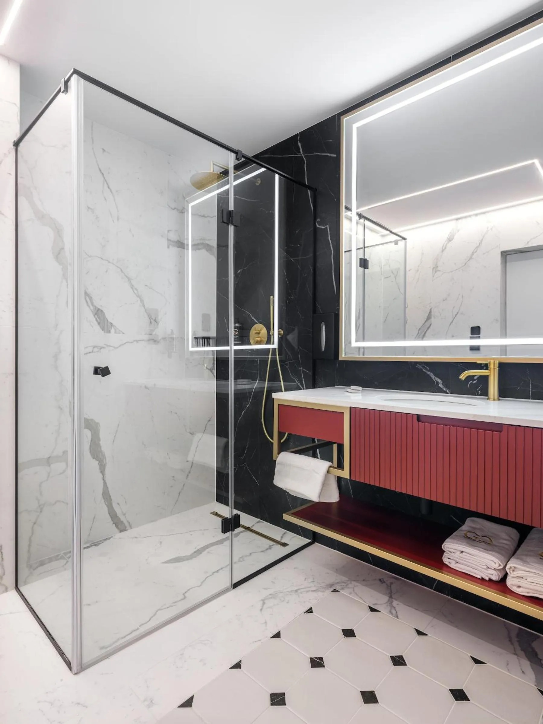 Golden Queen Deluxe Jacuzzi Apartments - Old Town