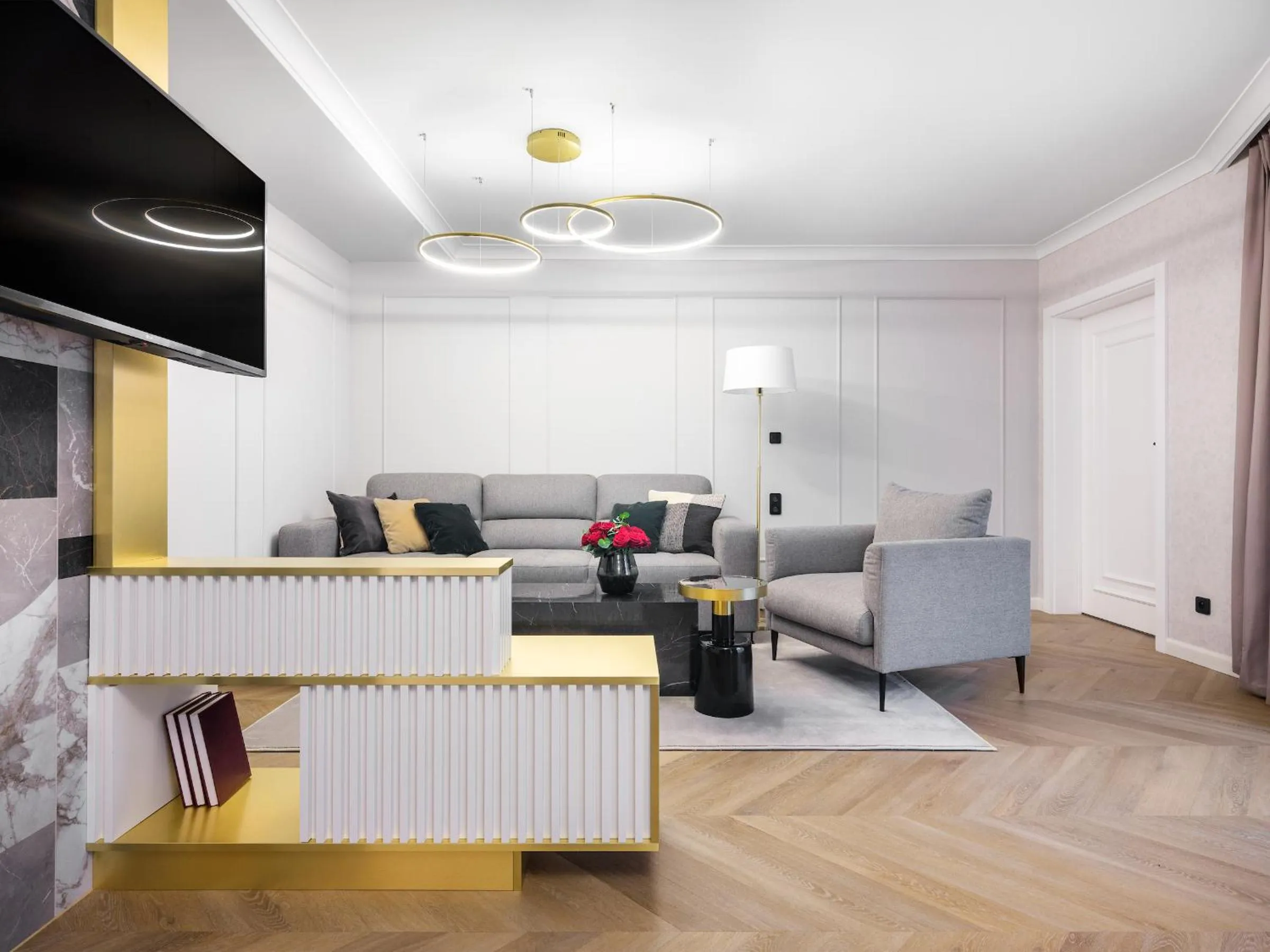 Golden Queen Deluxe Jacuzzi Apartments - Old Town