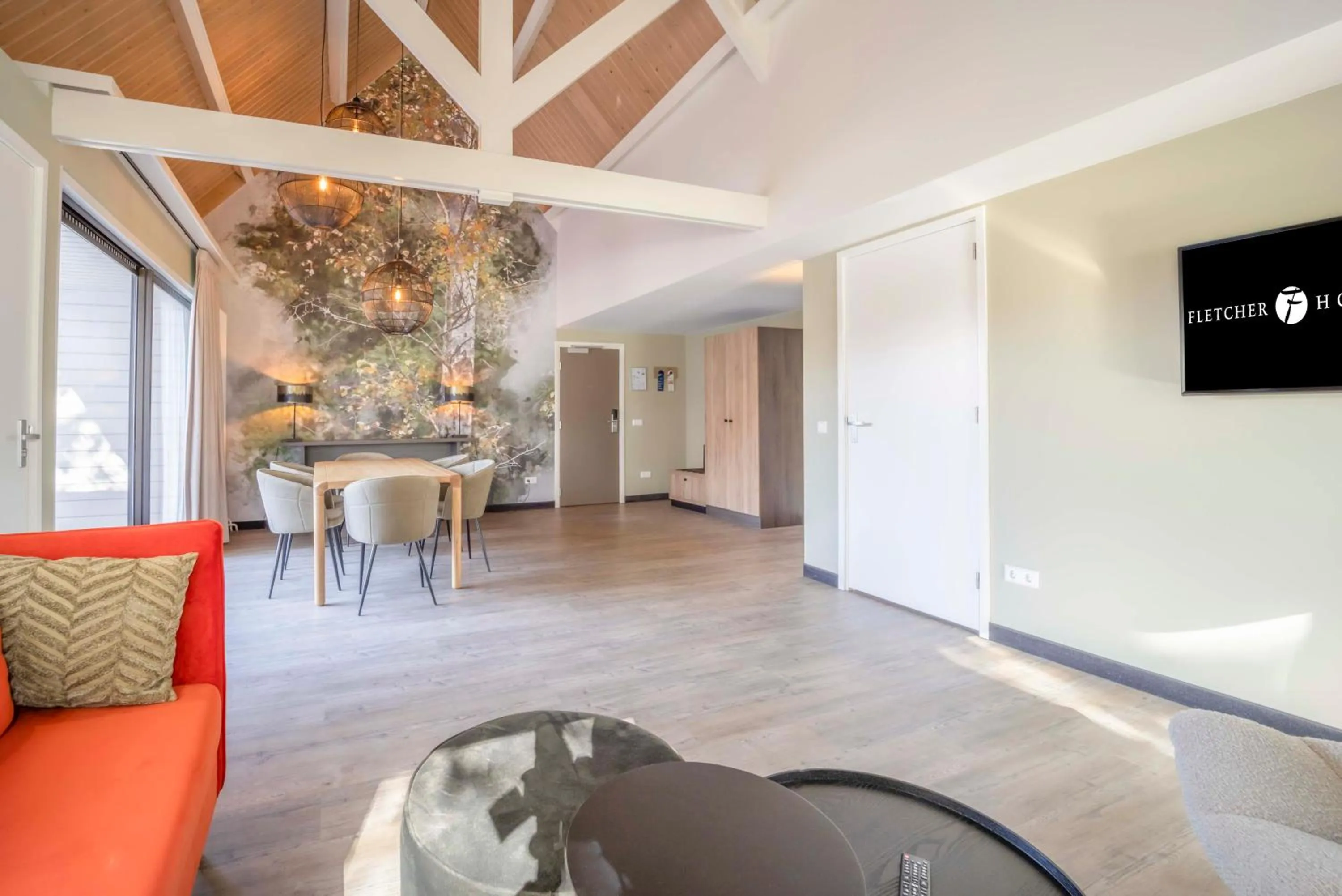 Communal lounge/ TV room in Fletcher Hotel-Restaurant Waalwijk